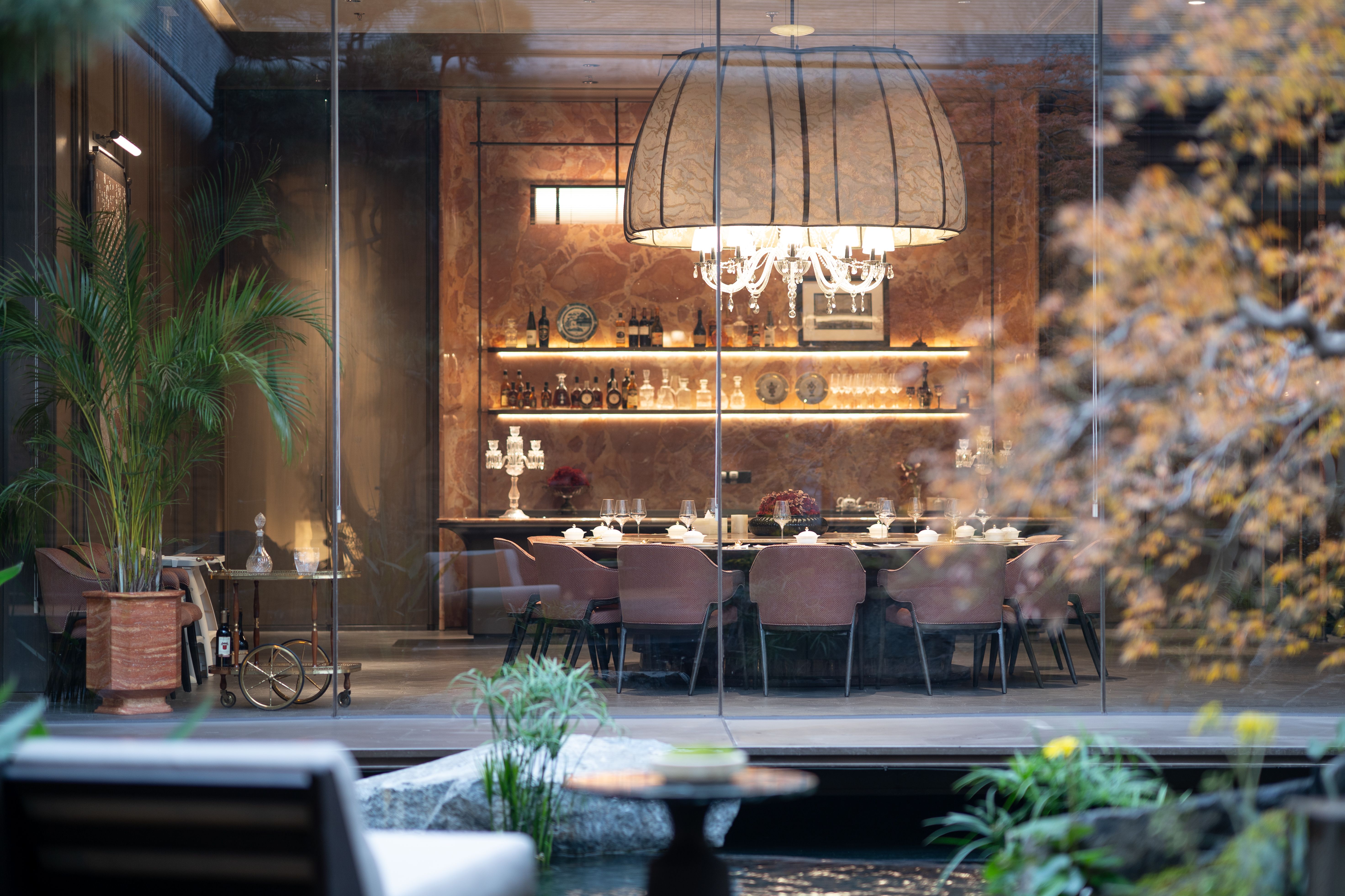 luxury apartment pool