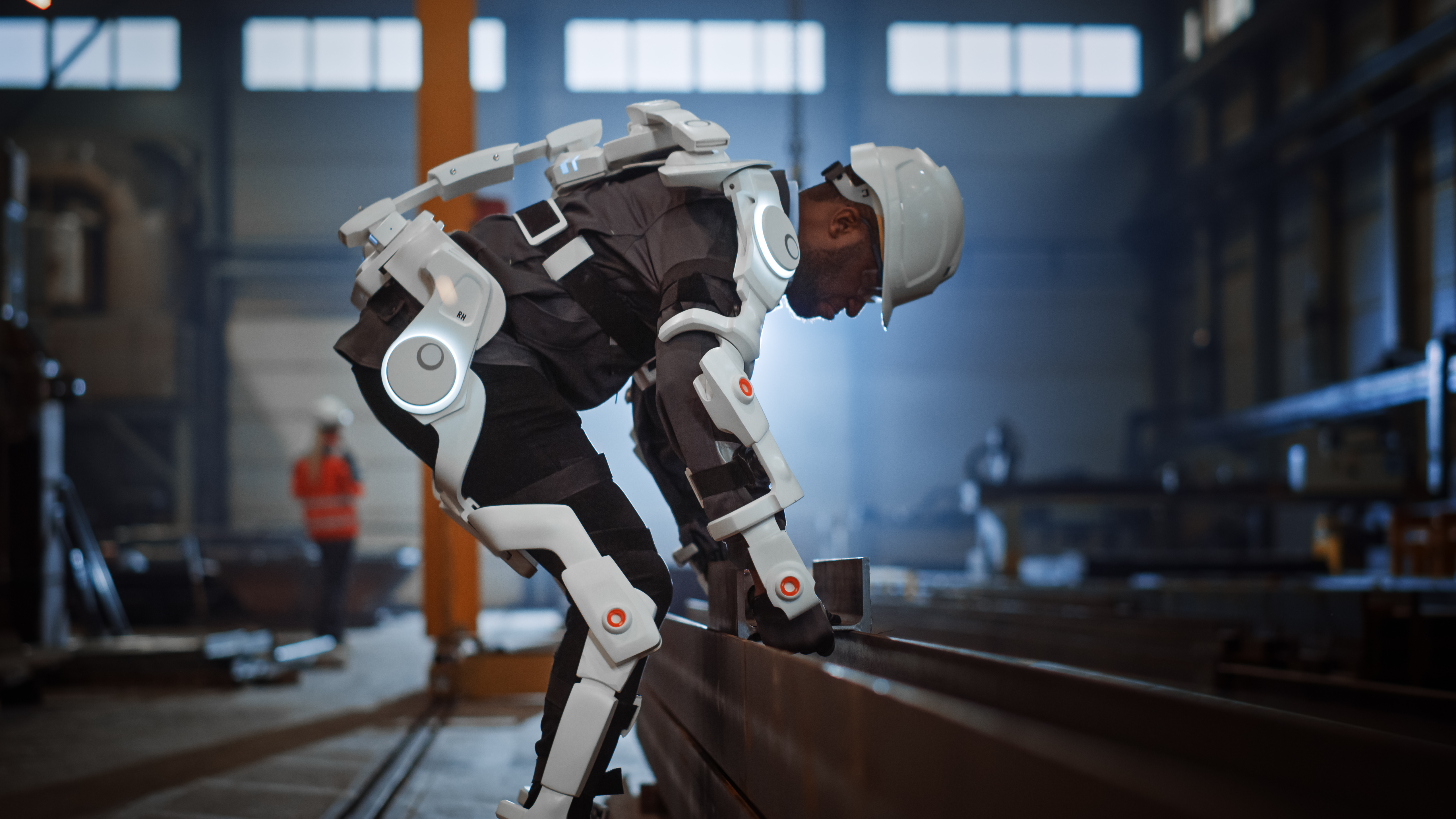 Black African American Engineer testet ein futuristisches bionisches Exoskelett und holt Metallobjekte in einer Fabrik in der Schwerstahlindustrie ab. Auftragnehmer ist Heavy Lifting Steel Parts in a Powered Shell. Black African American Engineer testet ein futuristisches bionisches Exoskelett und holt Metallobjekte in einer Fabrik in der Schwerstahlindustrie ab. Auftragnehmer ist Heavy Lifting Steel Parts in a Powered Shell.