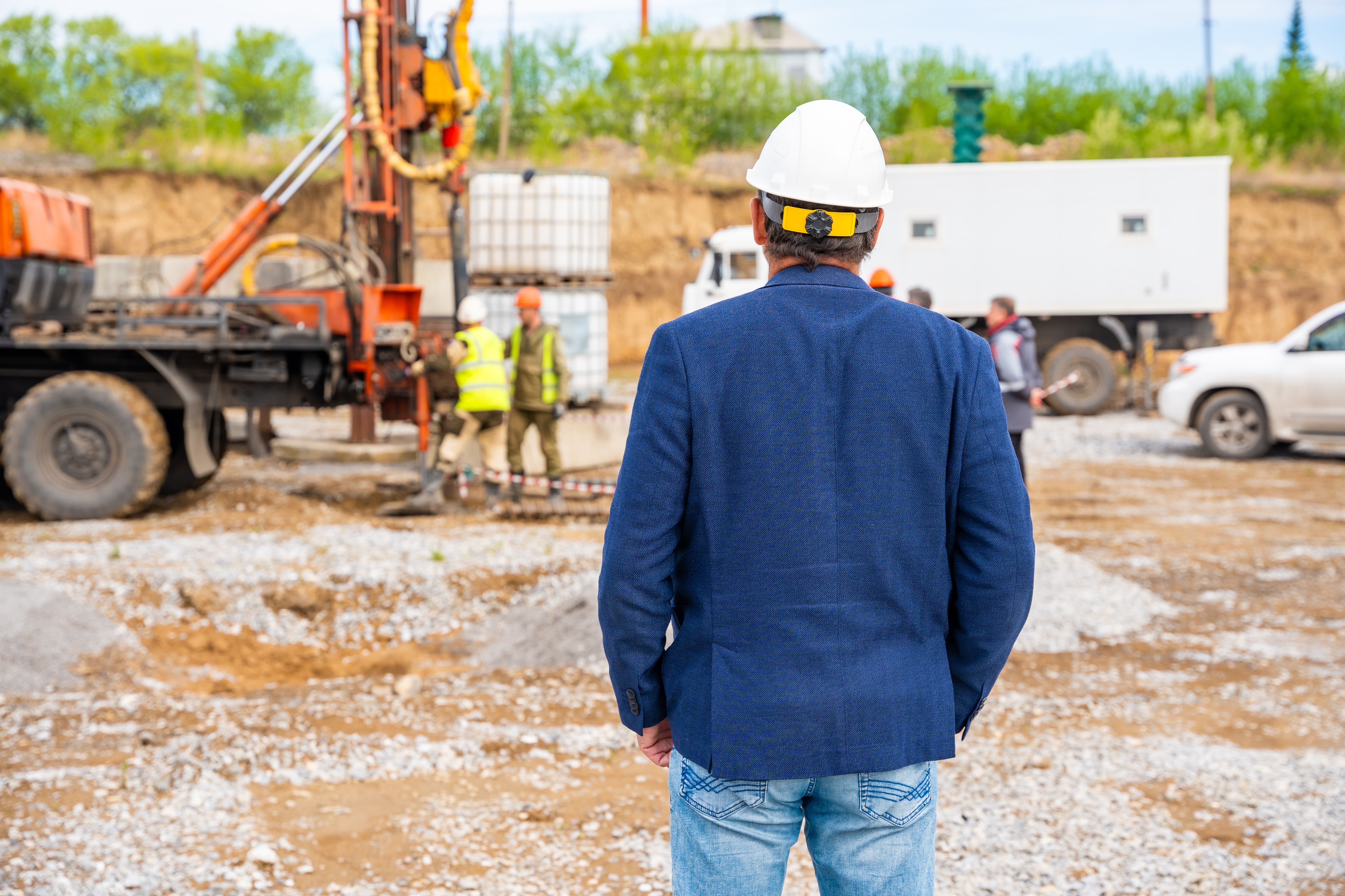 Fundmydealnow-watching his project