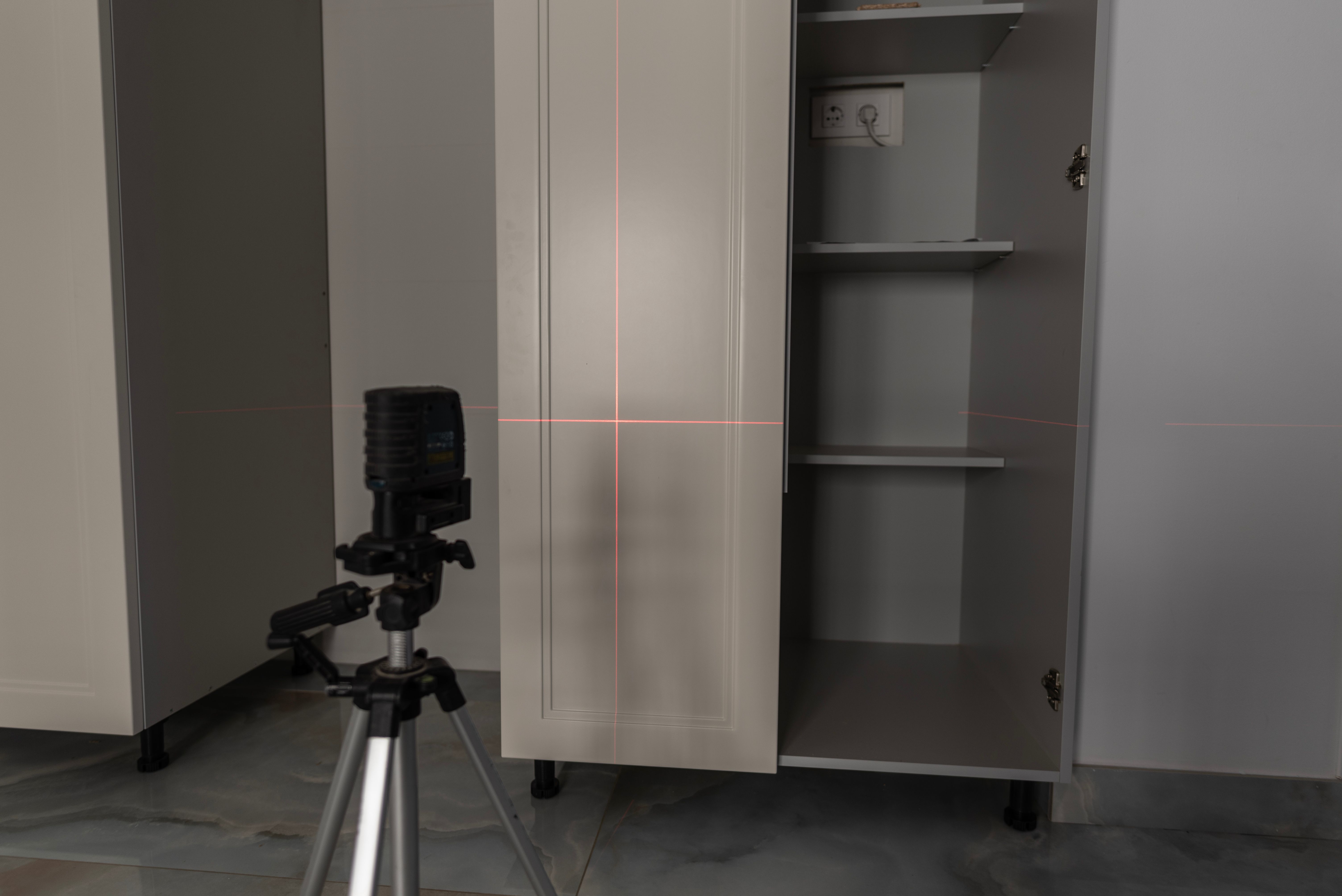 trepied pentru laser ce masoara corecta instalare a dulapurilor