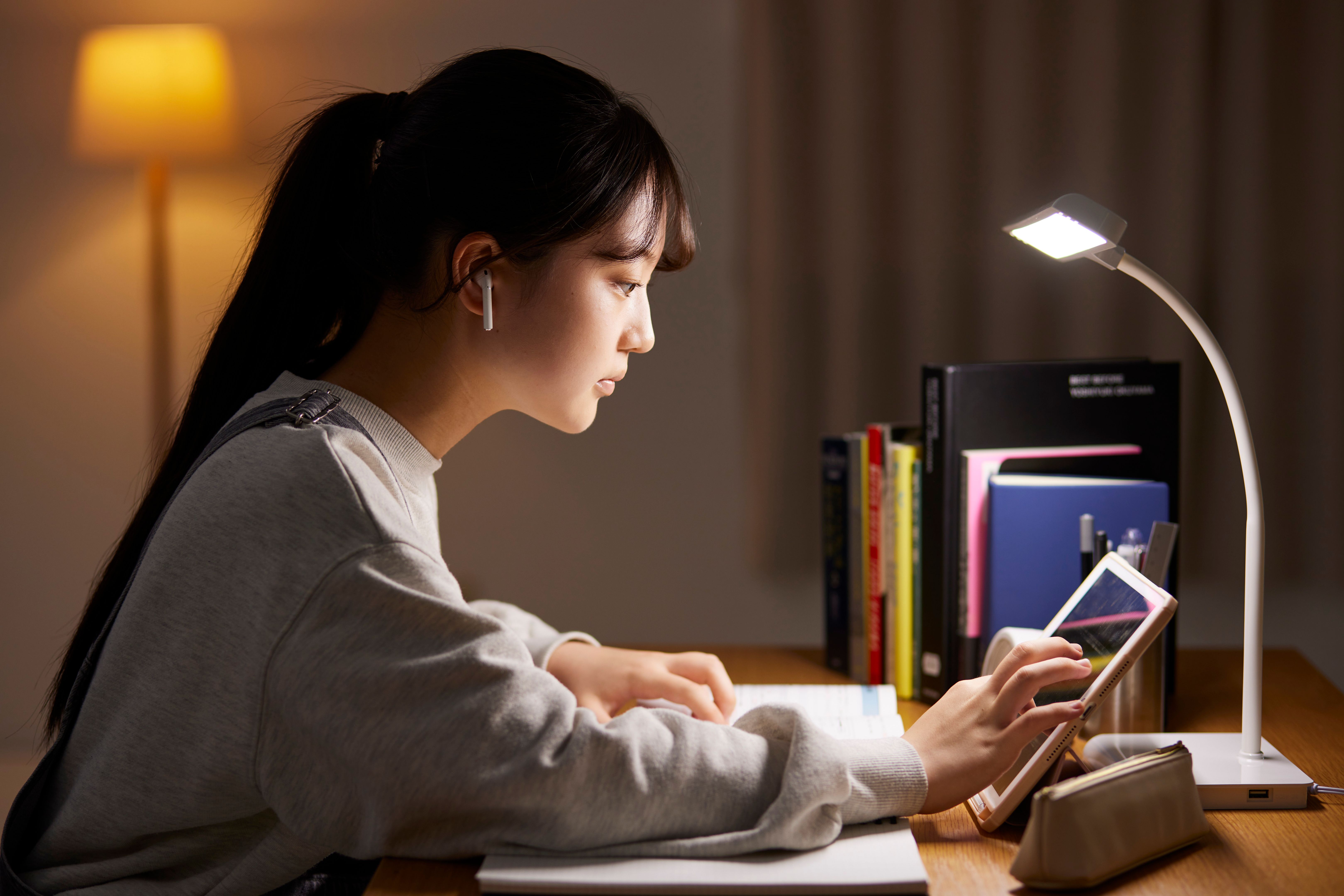 teenagers studying