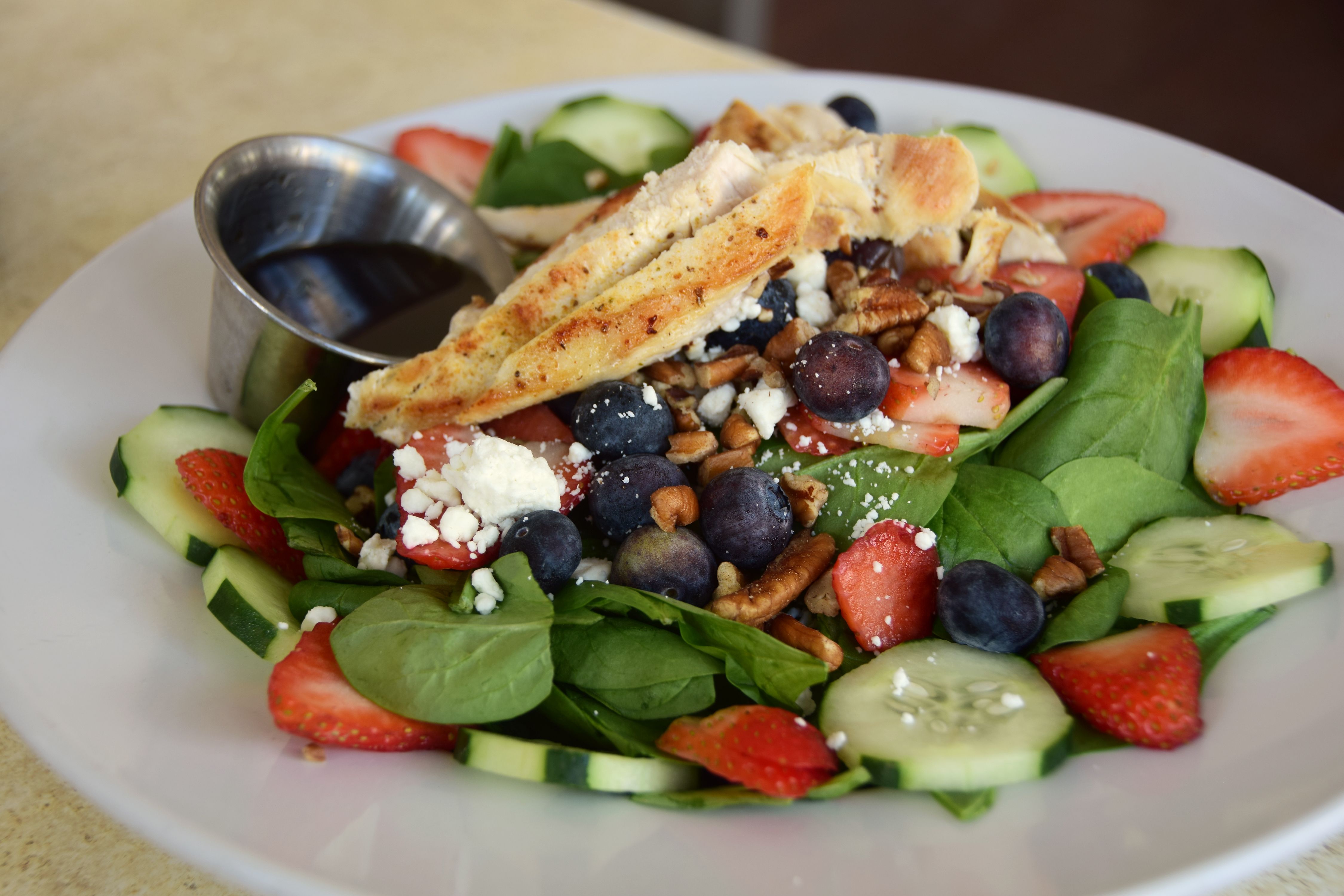 berry spinach salad