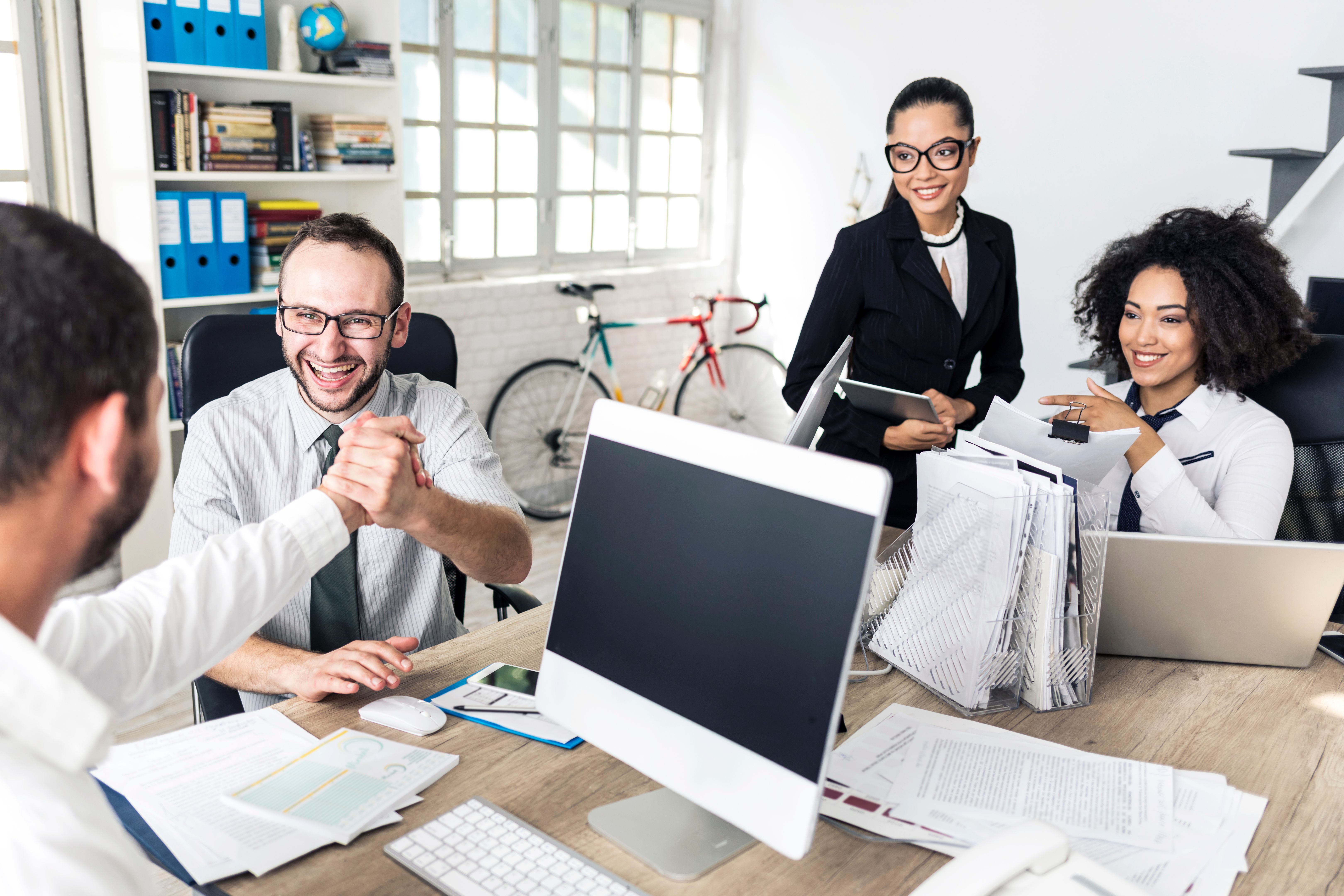 dipendenti felici ufficio