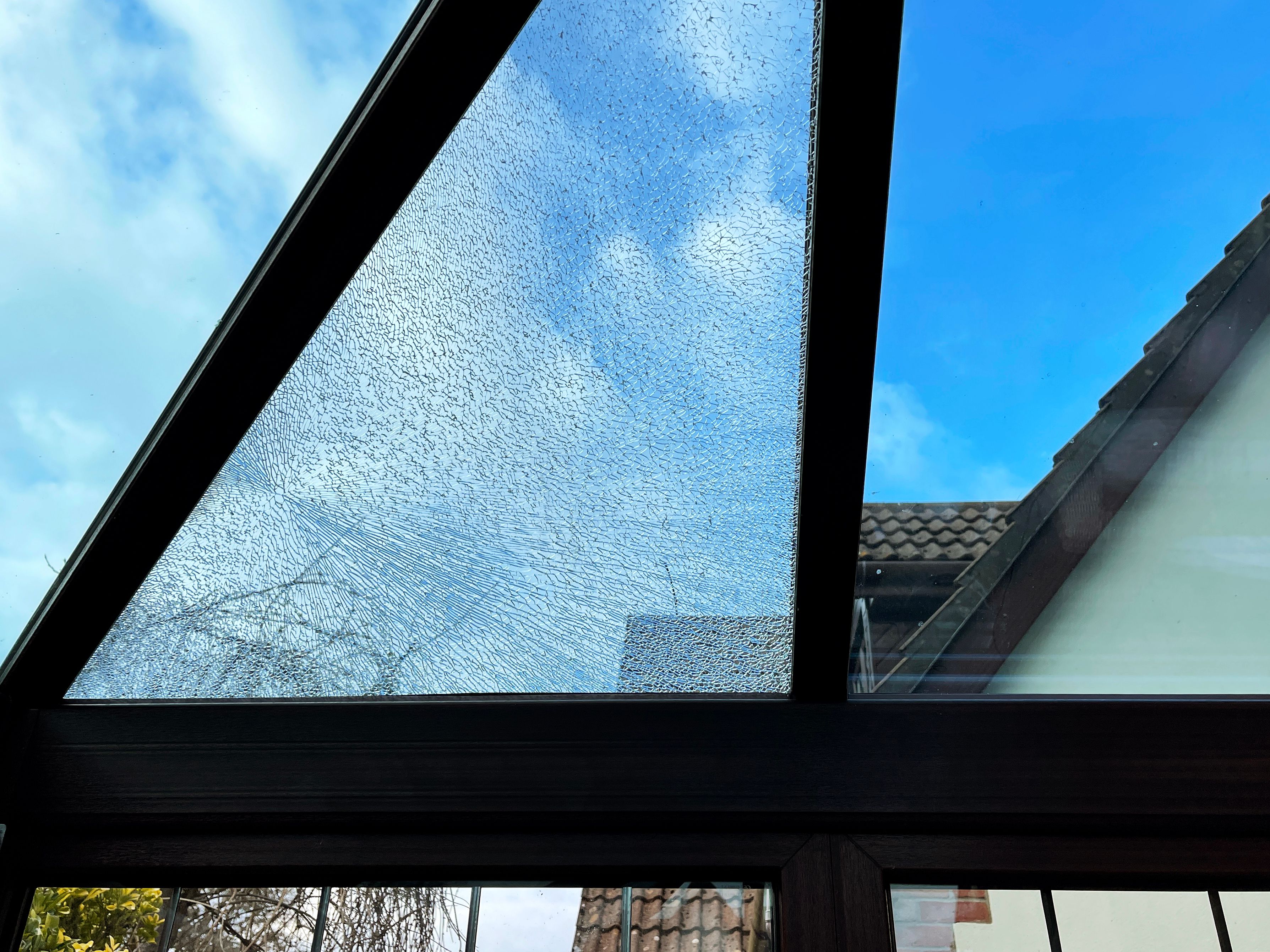 Pattern formed by glass which has shattered