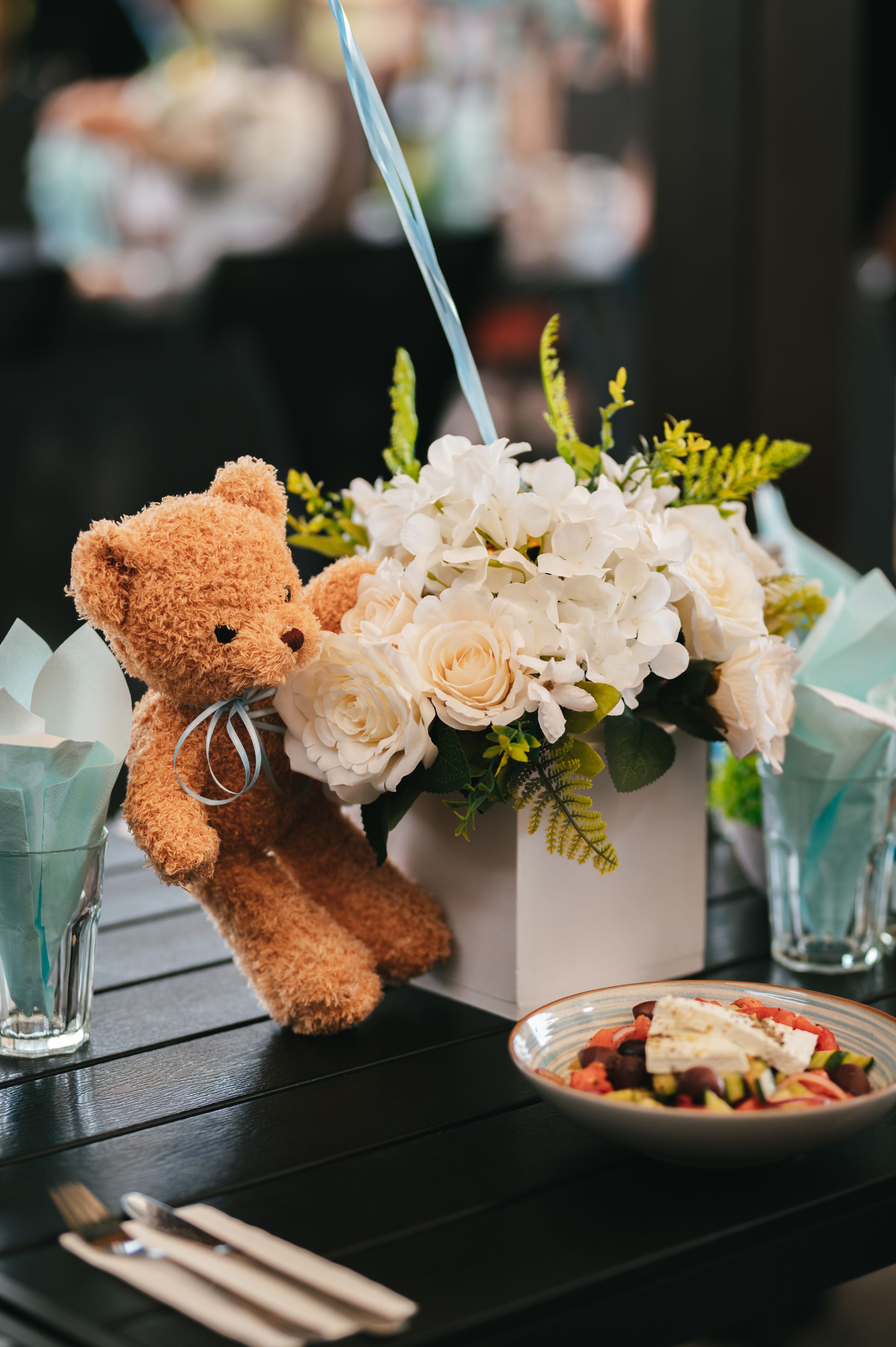minimalist baby shower decor