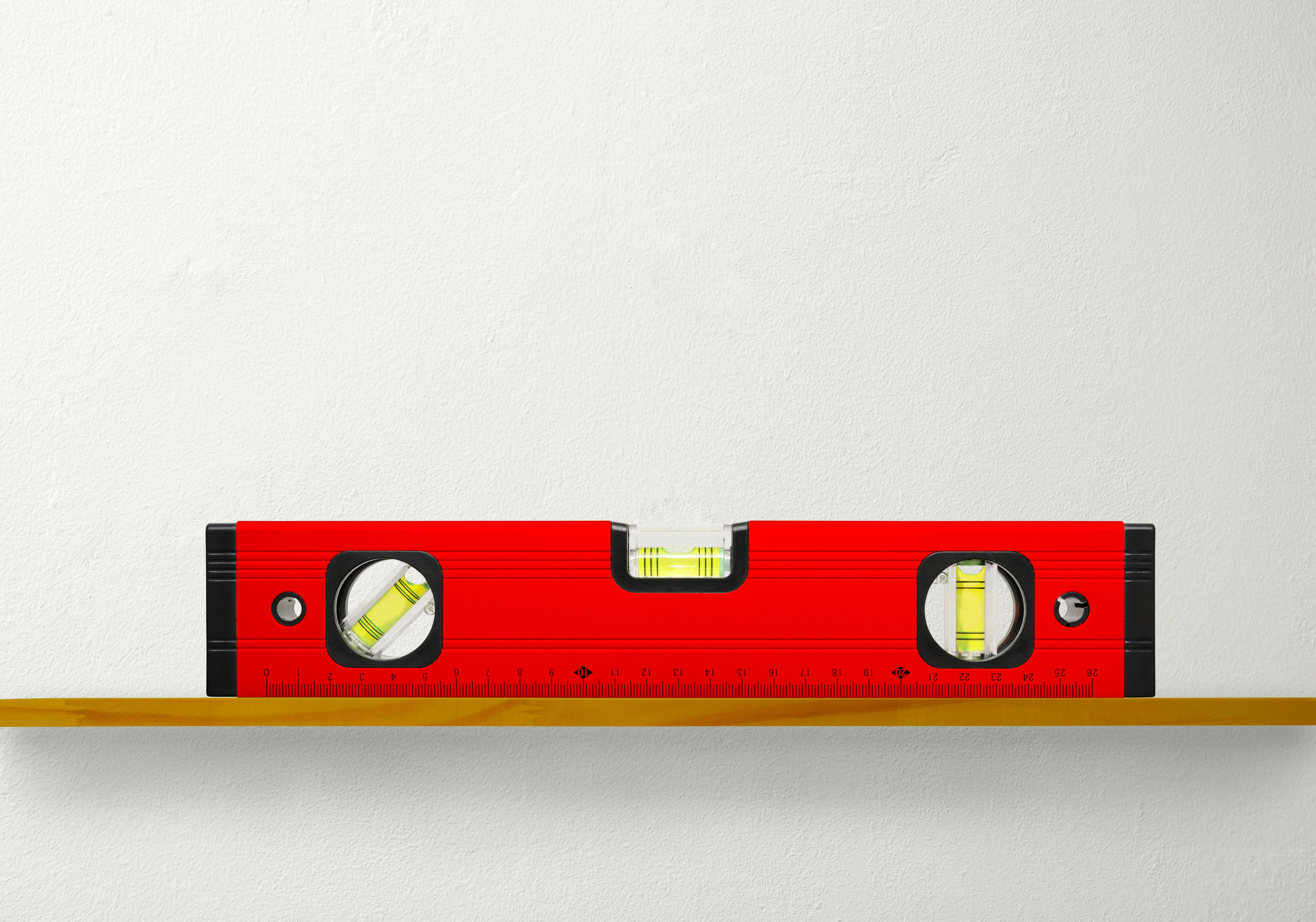 Nivela perfecta pe raft de lemn ppe prete alb