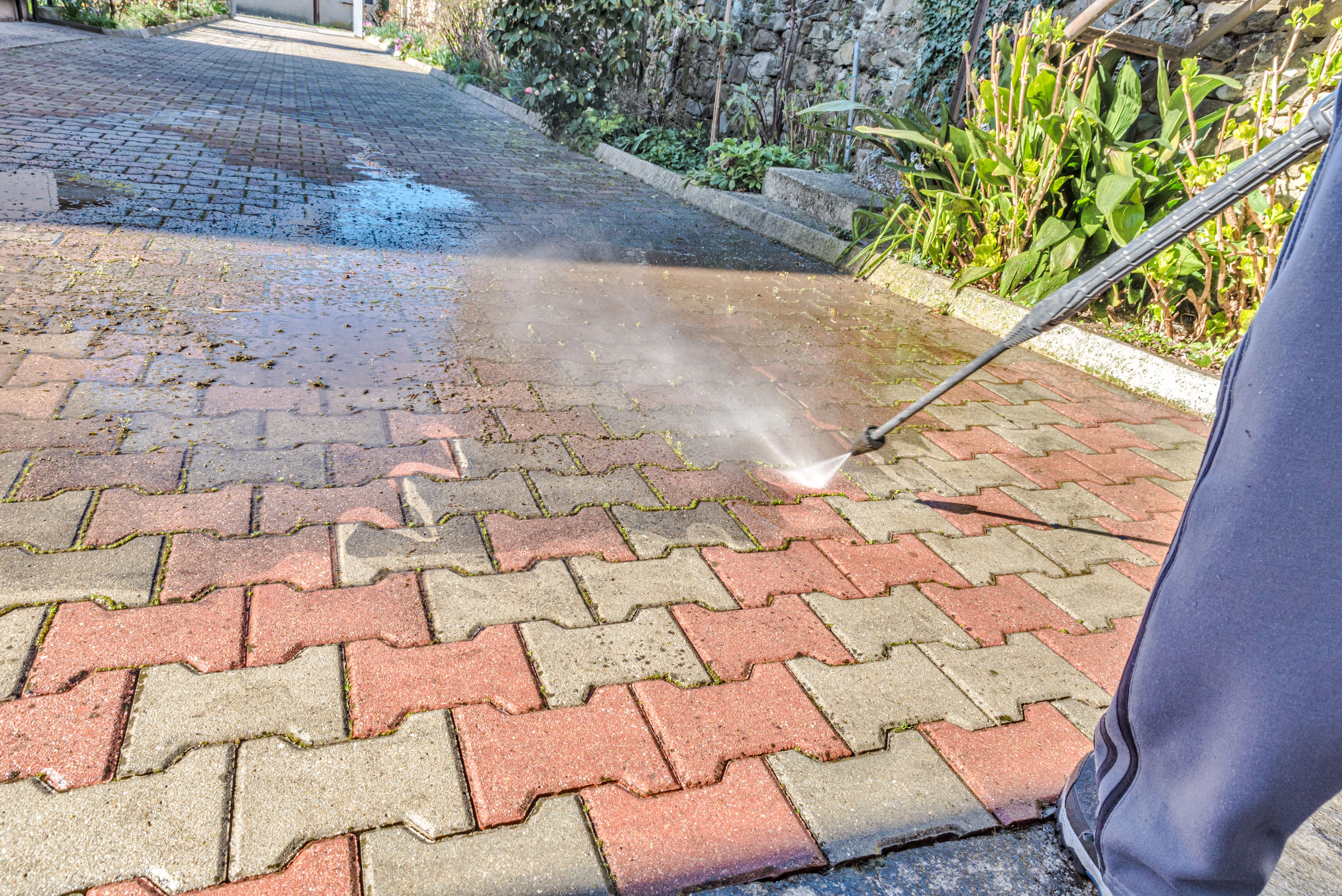pressure washing sidewalk