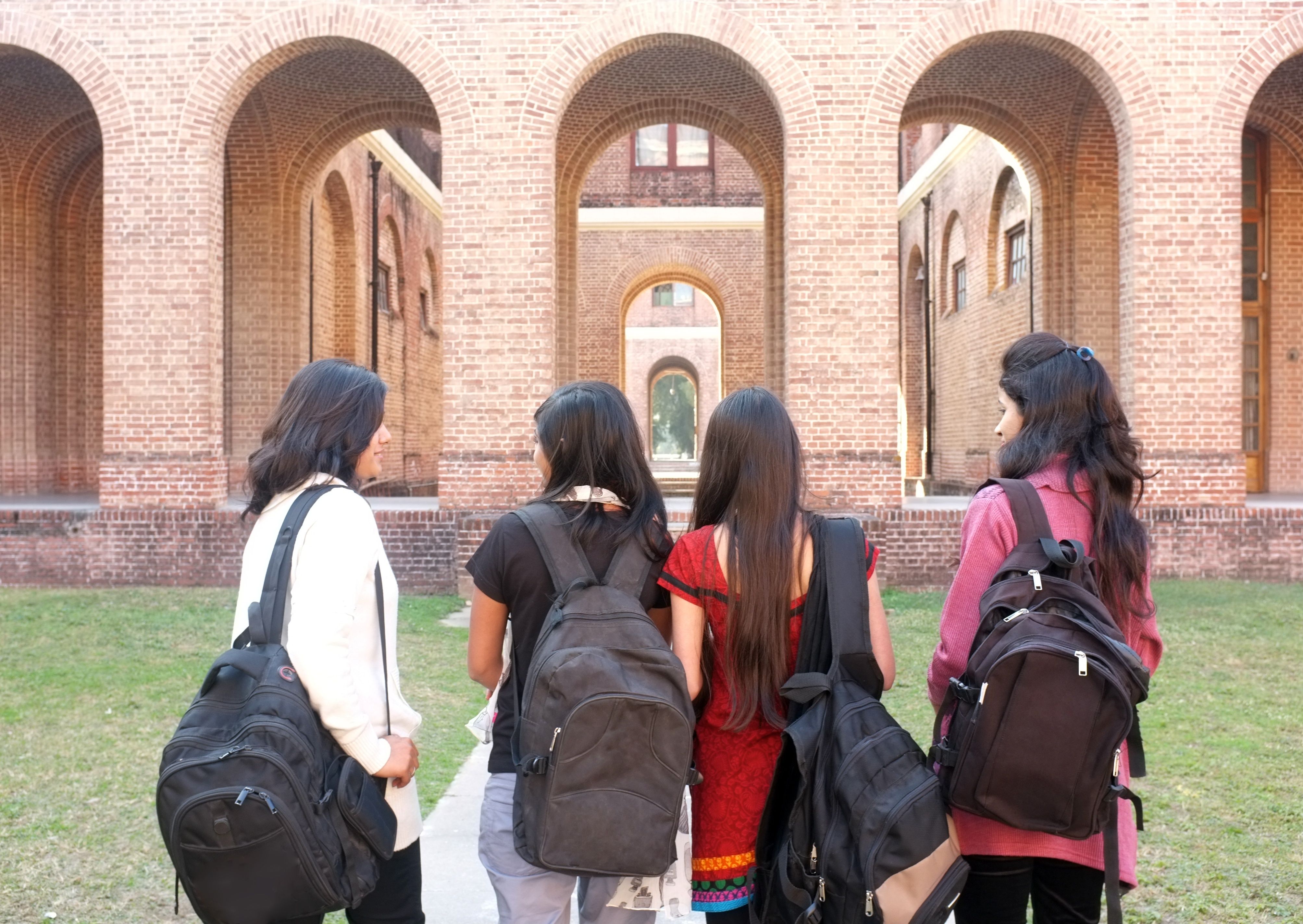 des moines university students