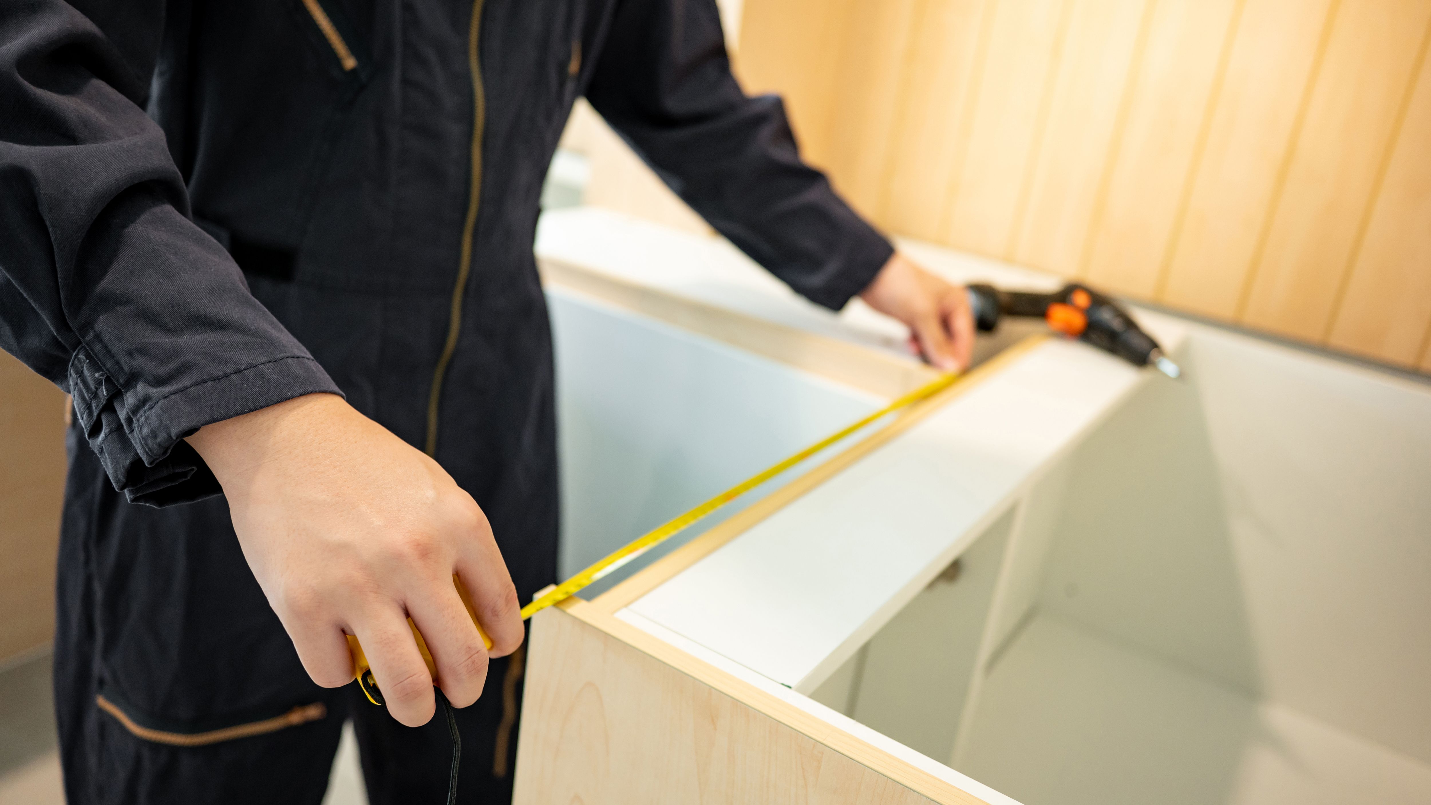 installing kitchen cabinets