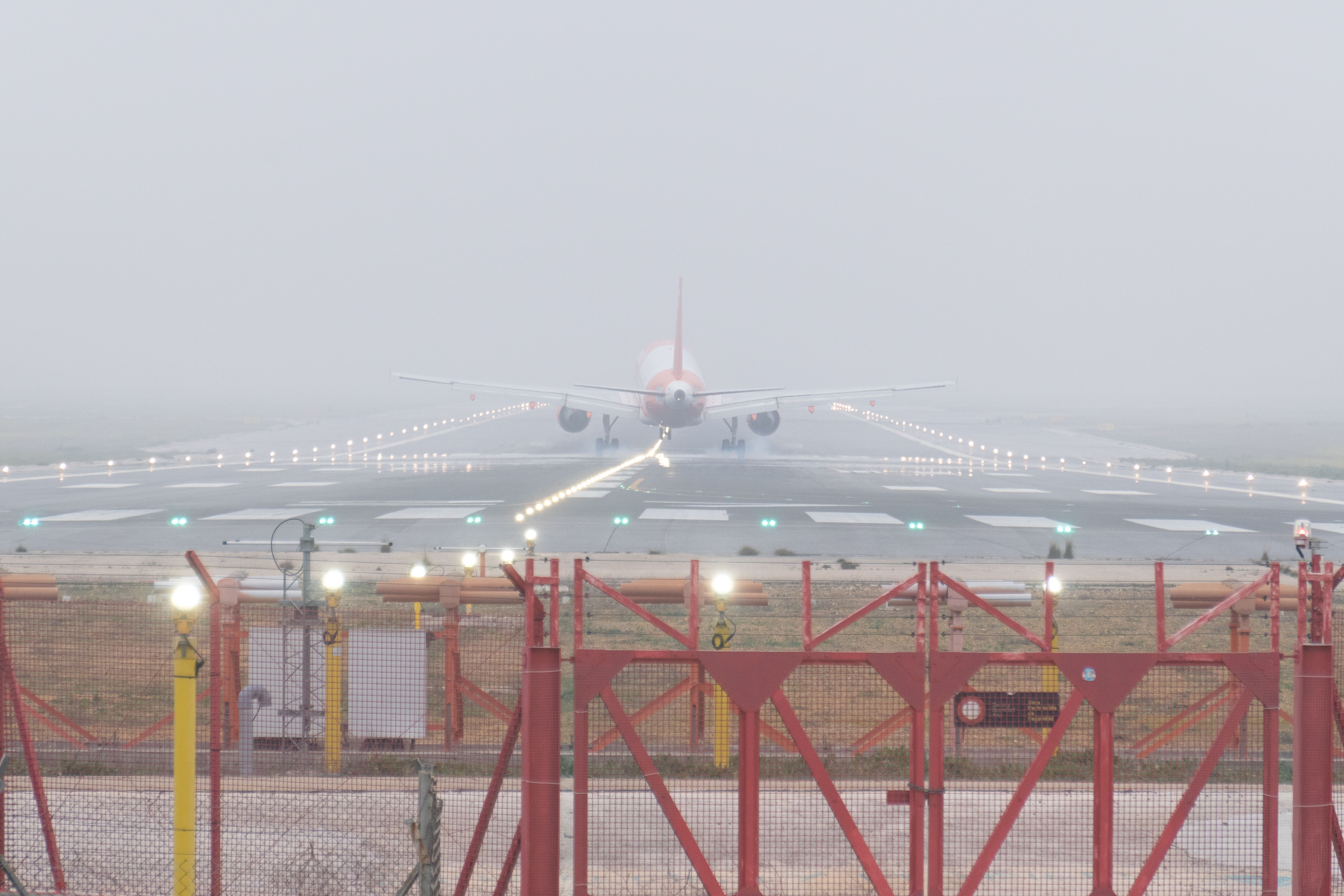 avion en aeropuerto con niebla