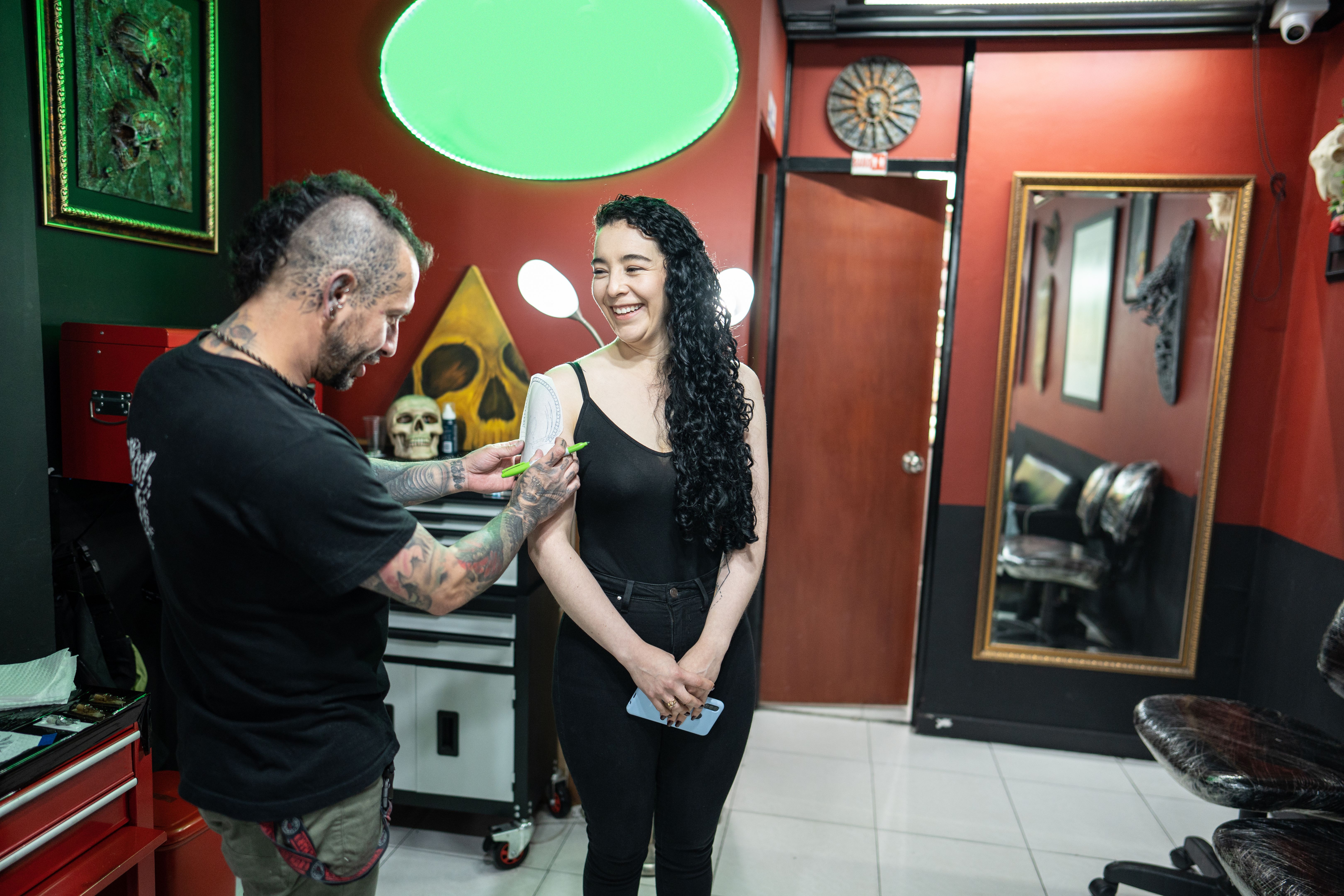 cliente satisfecho tatuaje tatuaje evento minimalist tattoo custom tattoo tatuaje estrellas mejor estudio tatuajes sevilla numero uno best tattoo shop sevilla fineline dotwork traditional linea fina realismo tradicional  urbe tattoo minitatu