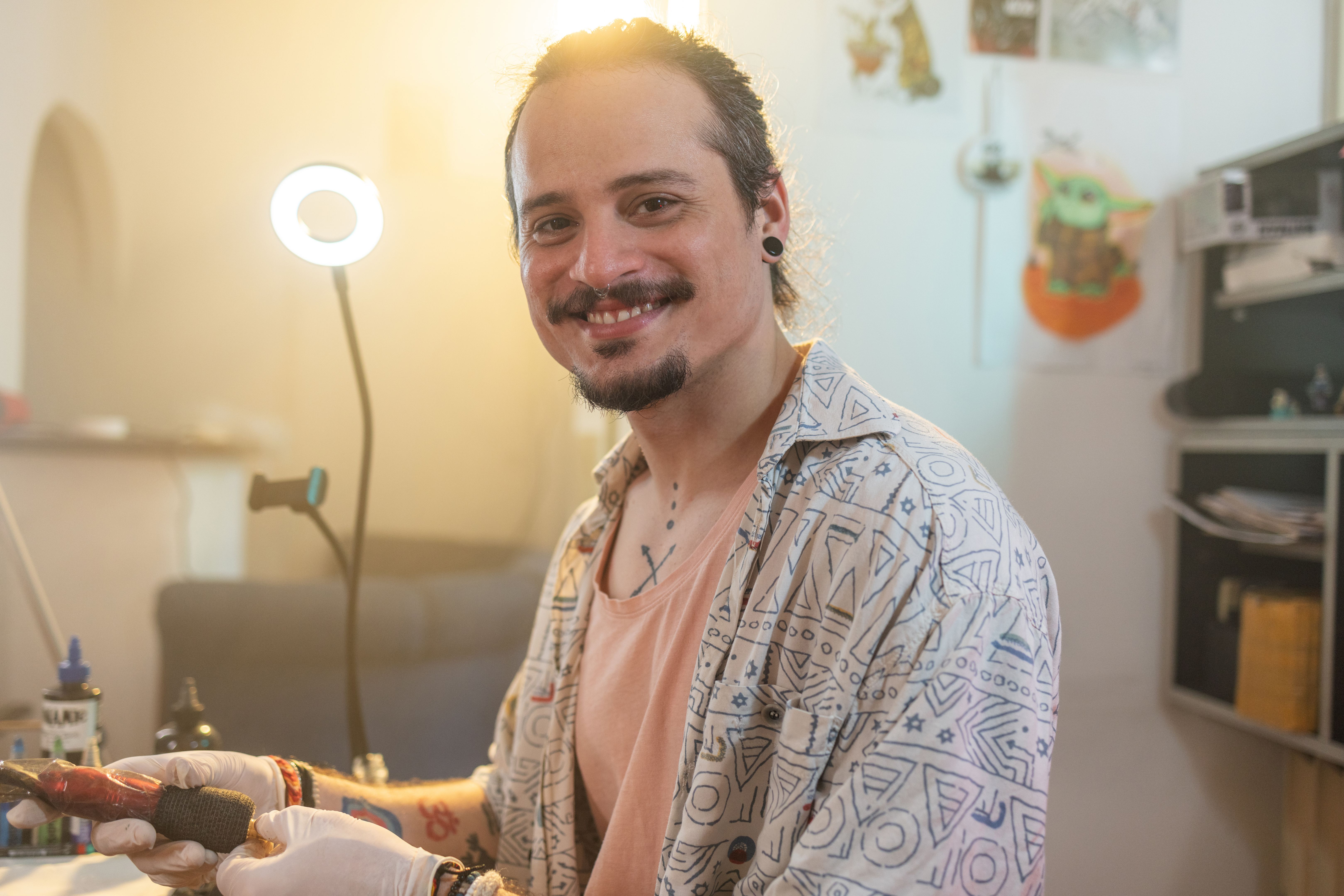 tatuador en estudio tatuaje evento minimalist tattoo custom tattoo tatuaje estrellas mejor estudio tatuajes sevilla numero uno best tattoo shop sevilla fineline dotwork traditional linea fina realismo tradicional  urbe tattoo minitatu