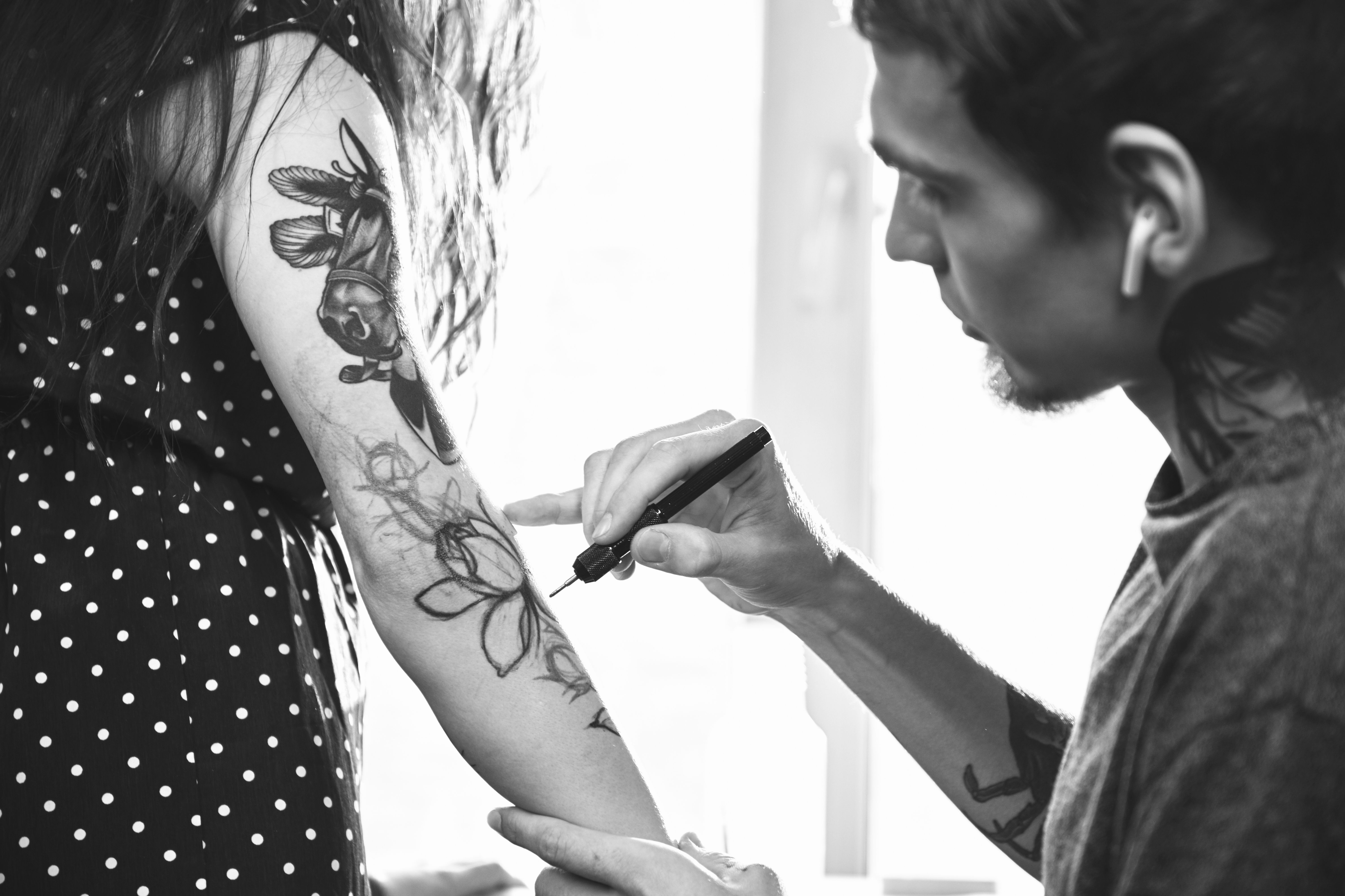 consulta tatuador tatuaje evento minimalist tattoo custom tattoo tatuaje estrellas mejor estudio tatuajes sevilla numero uno best tattoo shop sevilla fineline dotwork traditional linea fina realismo tradicional  urbe tattoo minitatu