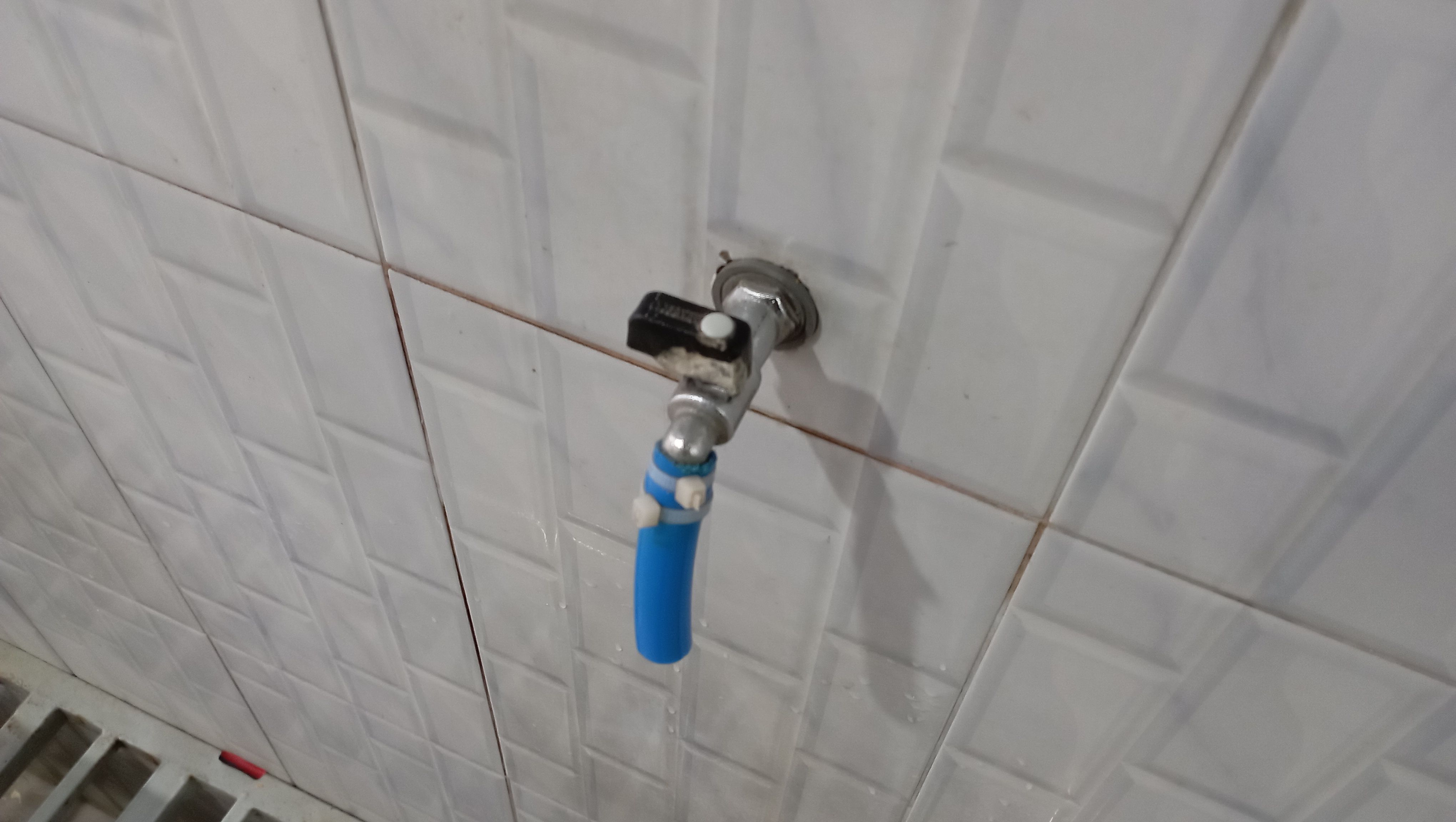 consertando torneira