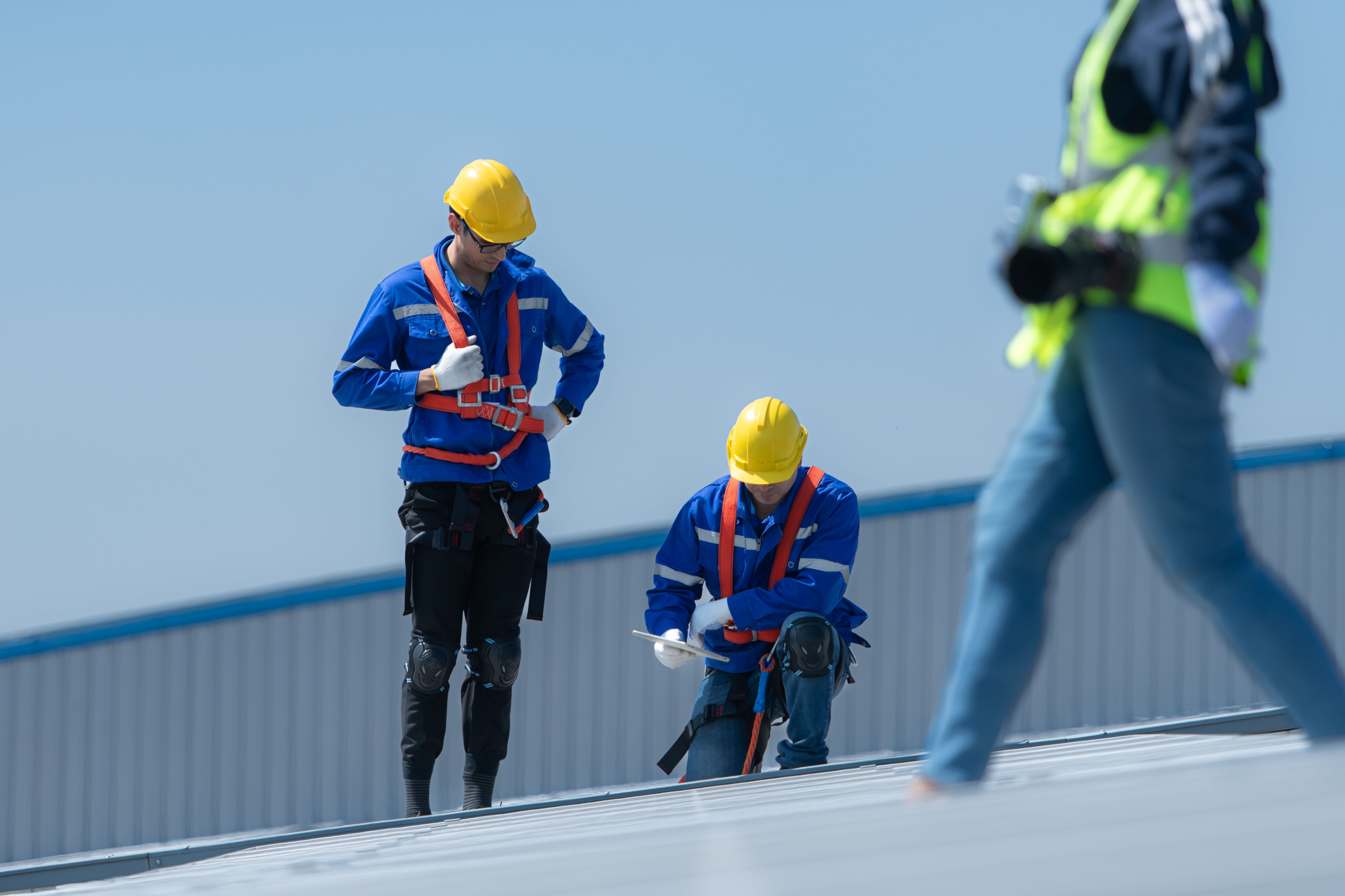 technicians is installing solar panels on the roof of the warehouse