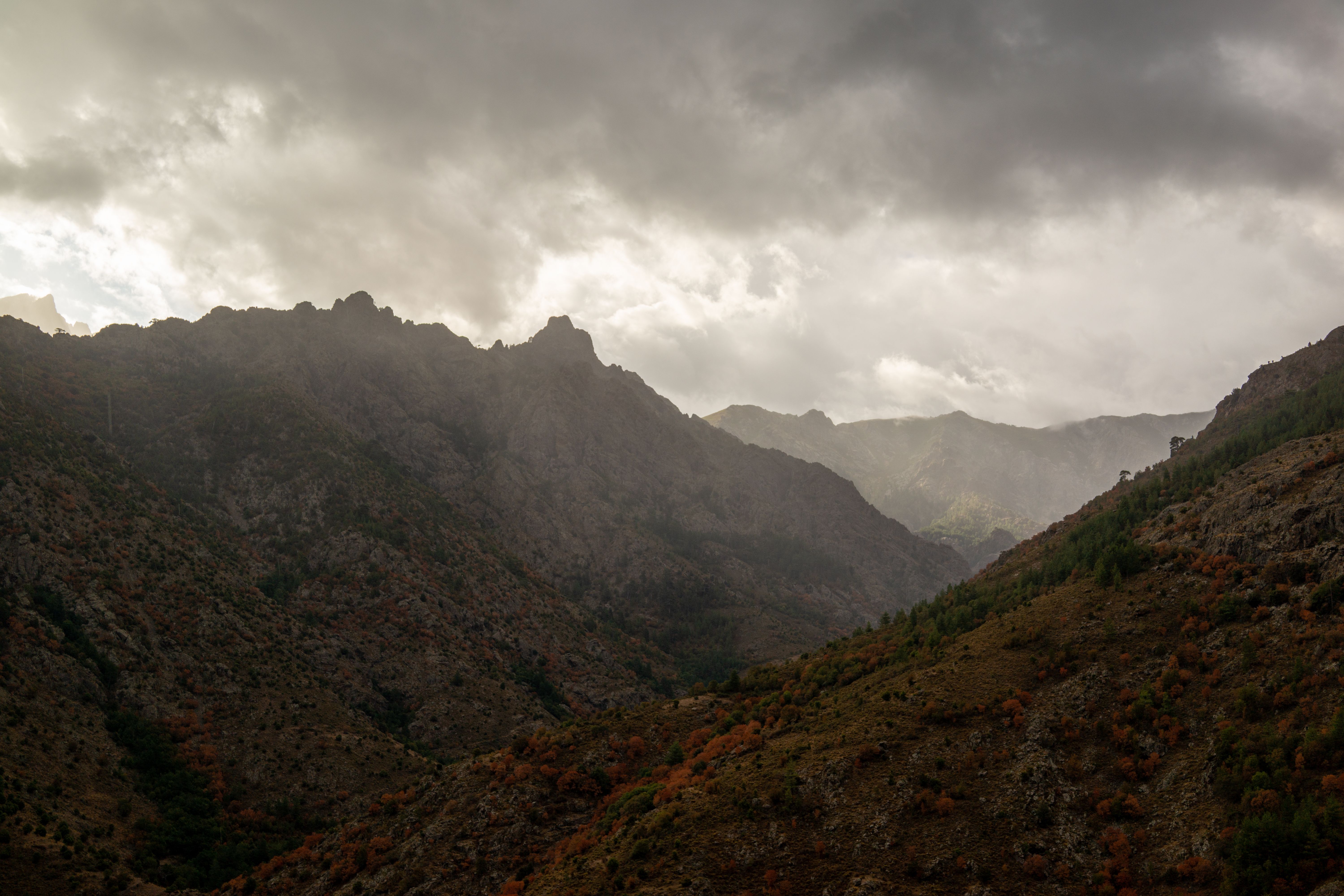Nuvens elevadas flutuam por picos de montanha e vale