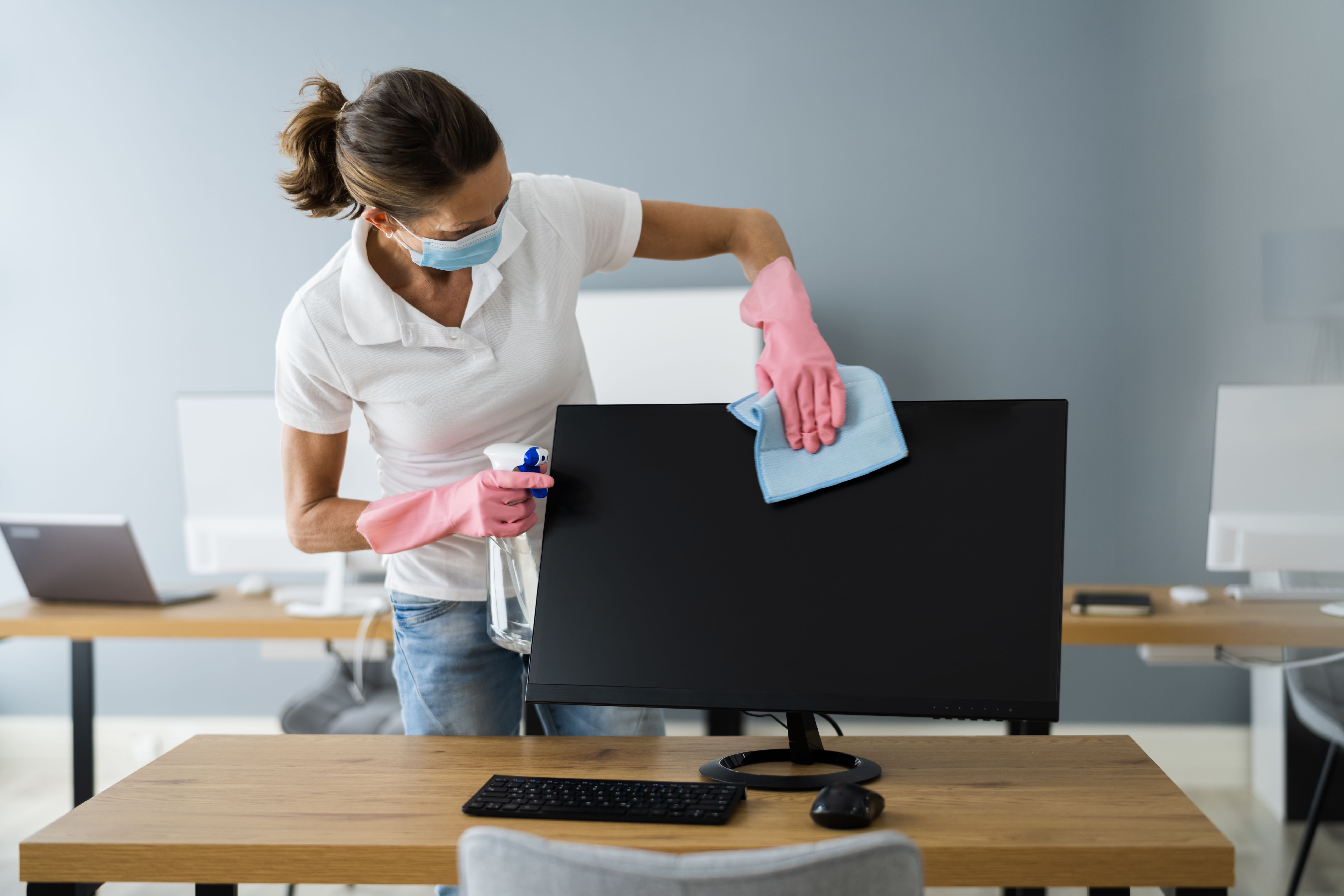 Servicio profesional de limpieza de monitores de oficina