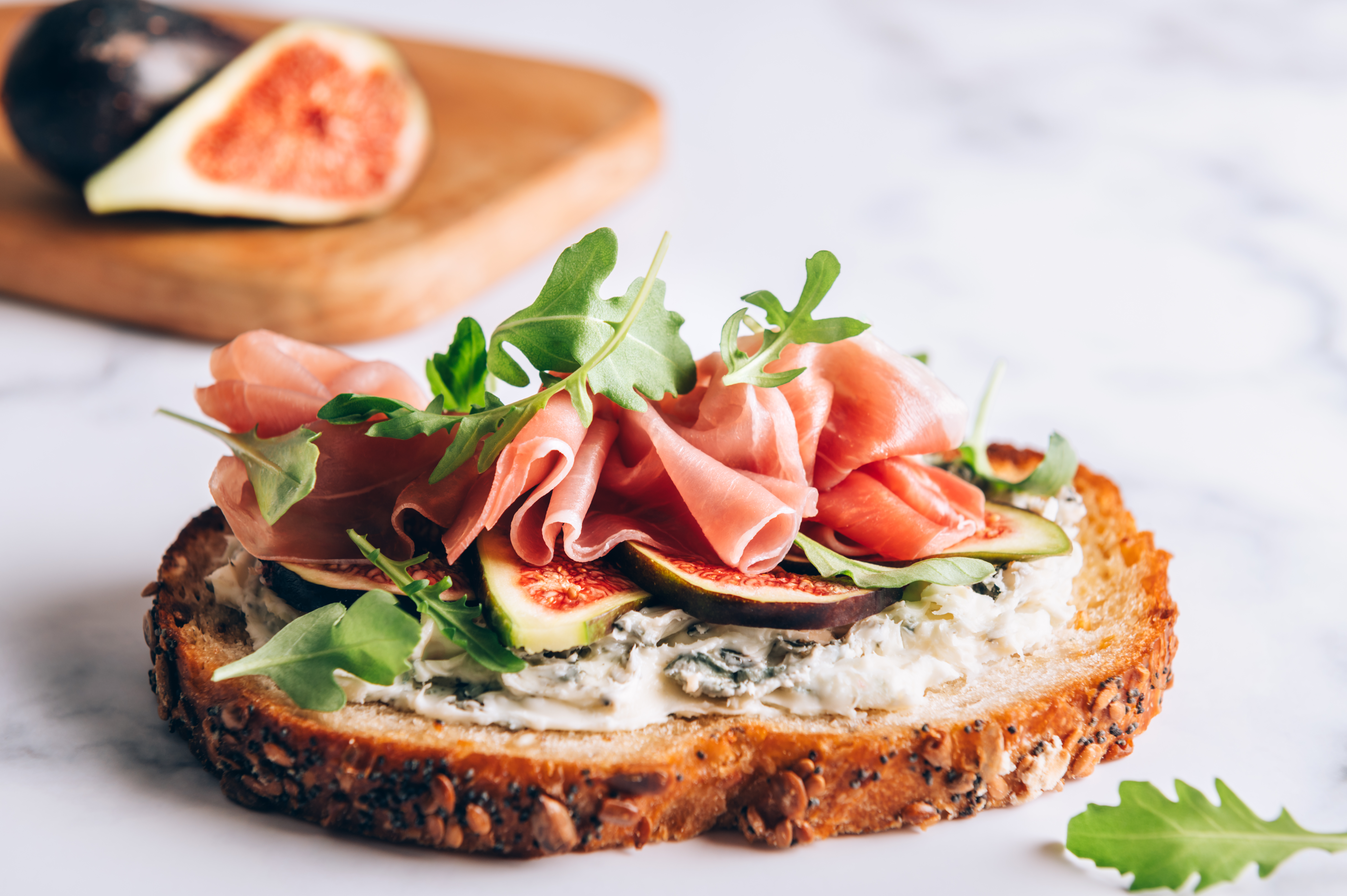 Sandwich ouvert avec prosciutto et figues