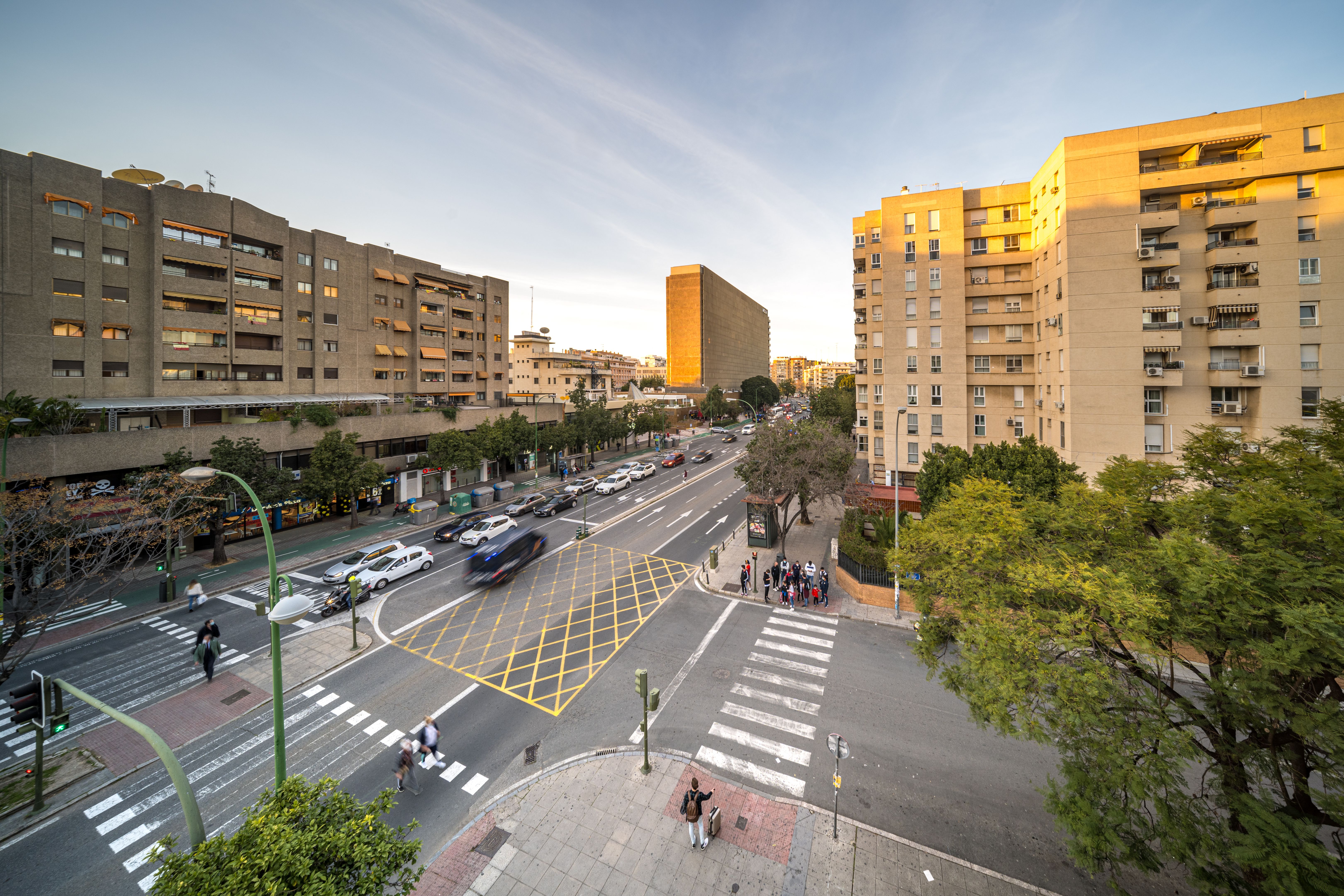 Calle bulliciosa de la ciudad con tráfico y edificios altos