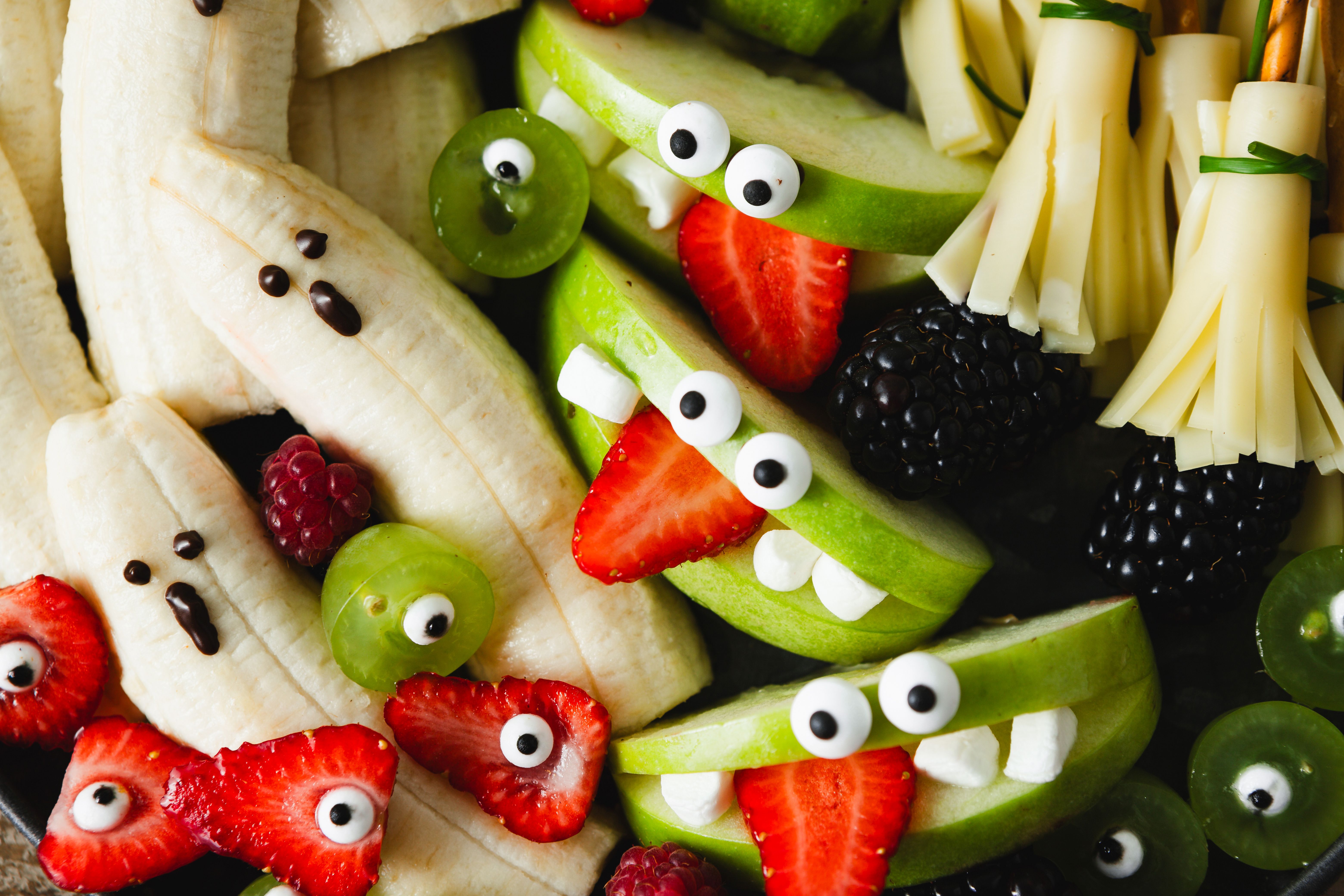 Configuration de table festive d’Halloween fruits décorés drôles