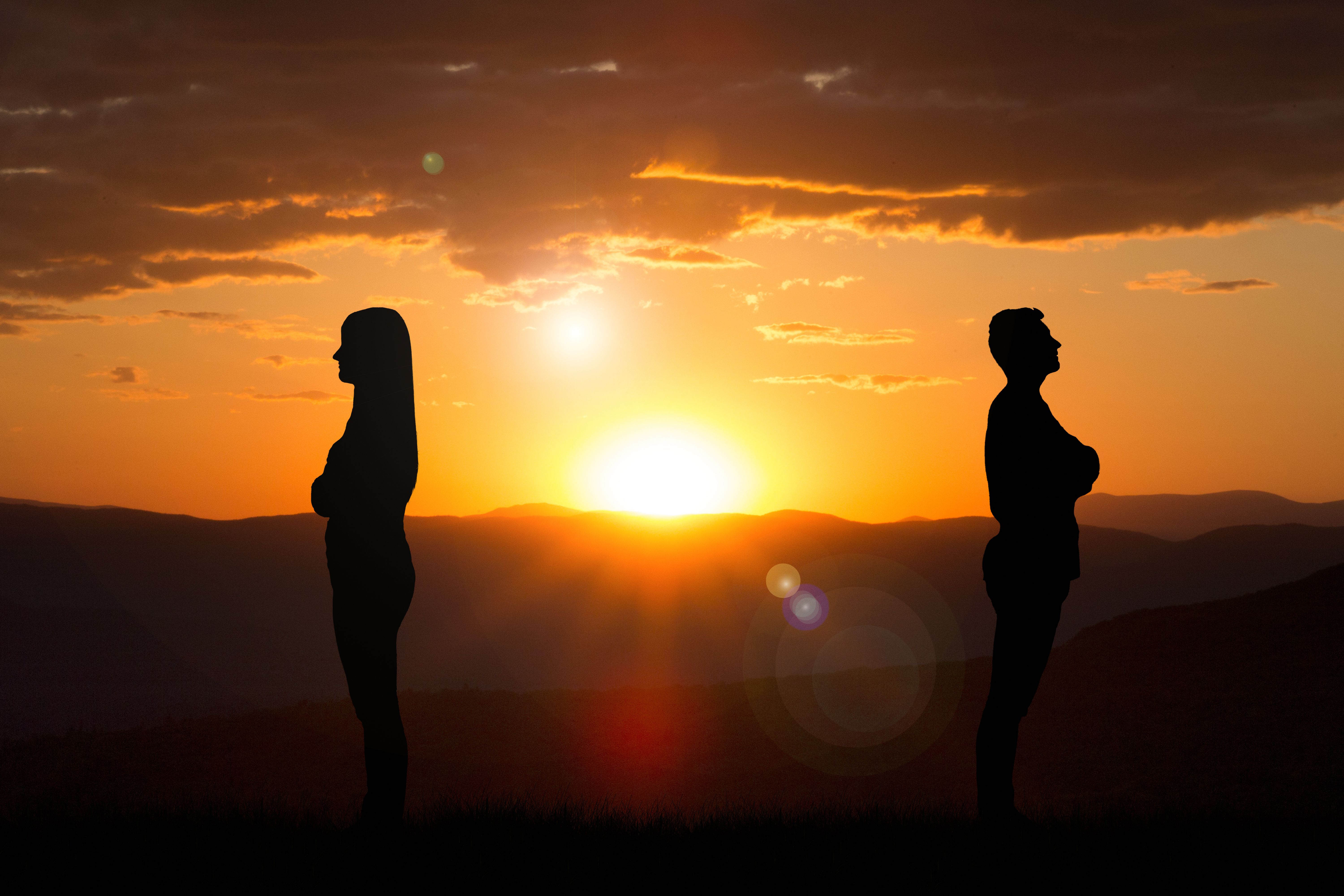 Couple silhouette breaking up a relation