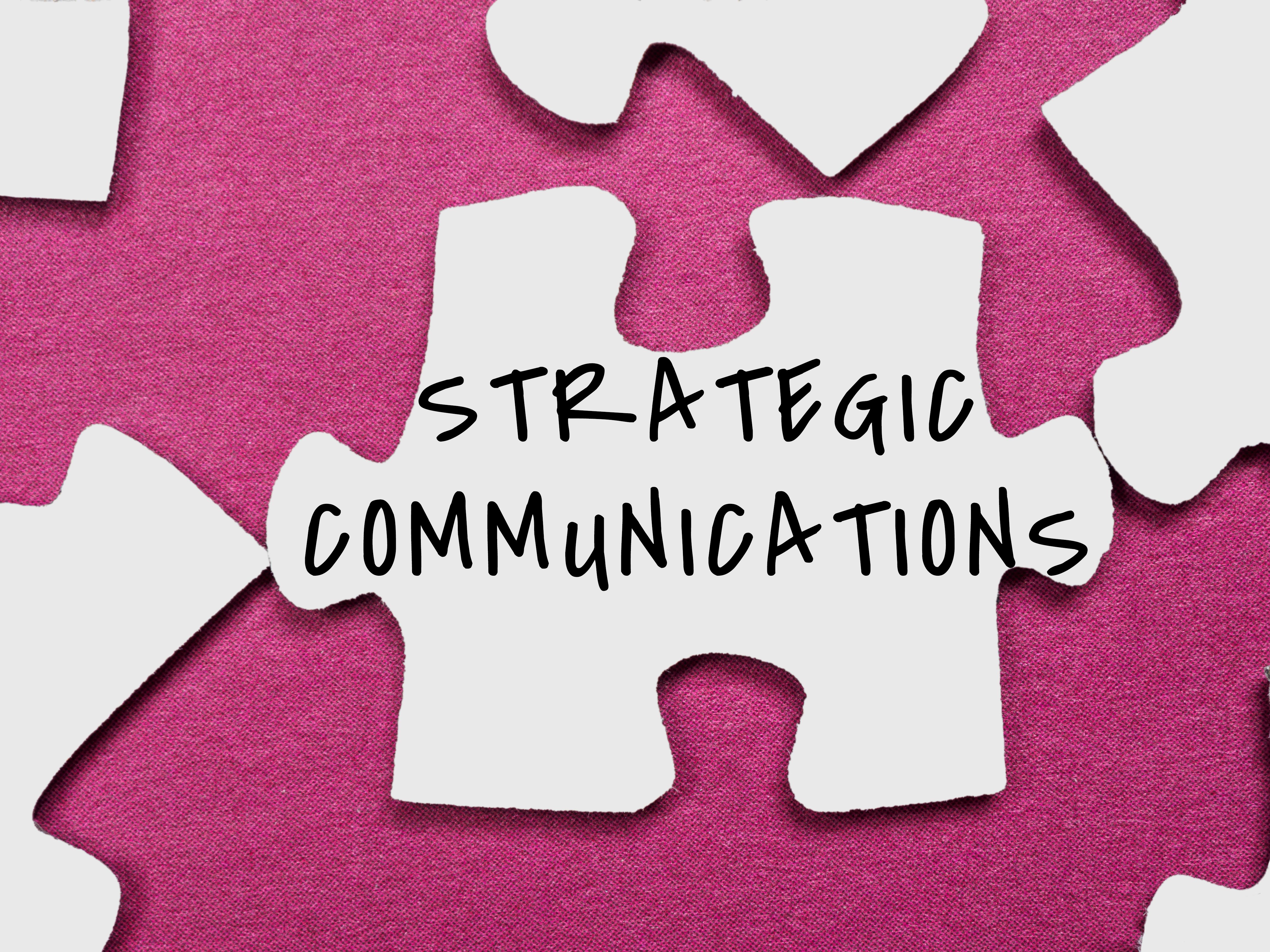 COMMUNICATIONS STRATÉGIQUES titre du texte sur fond de puzzles
