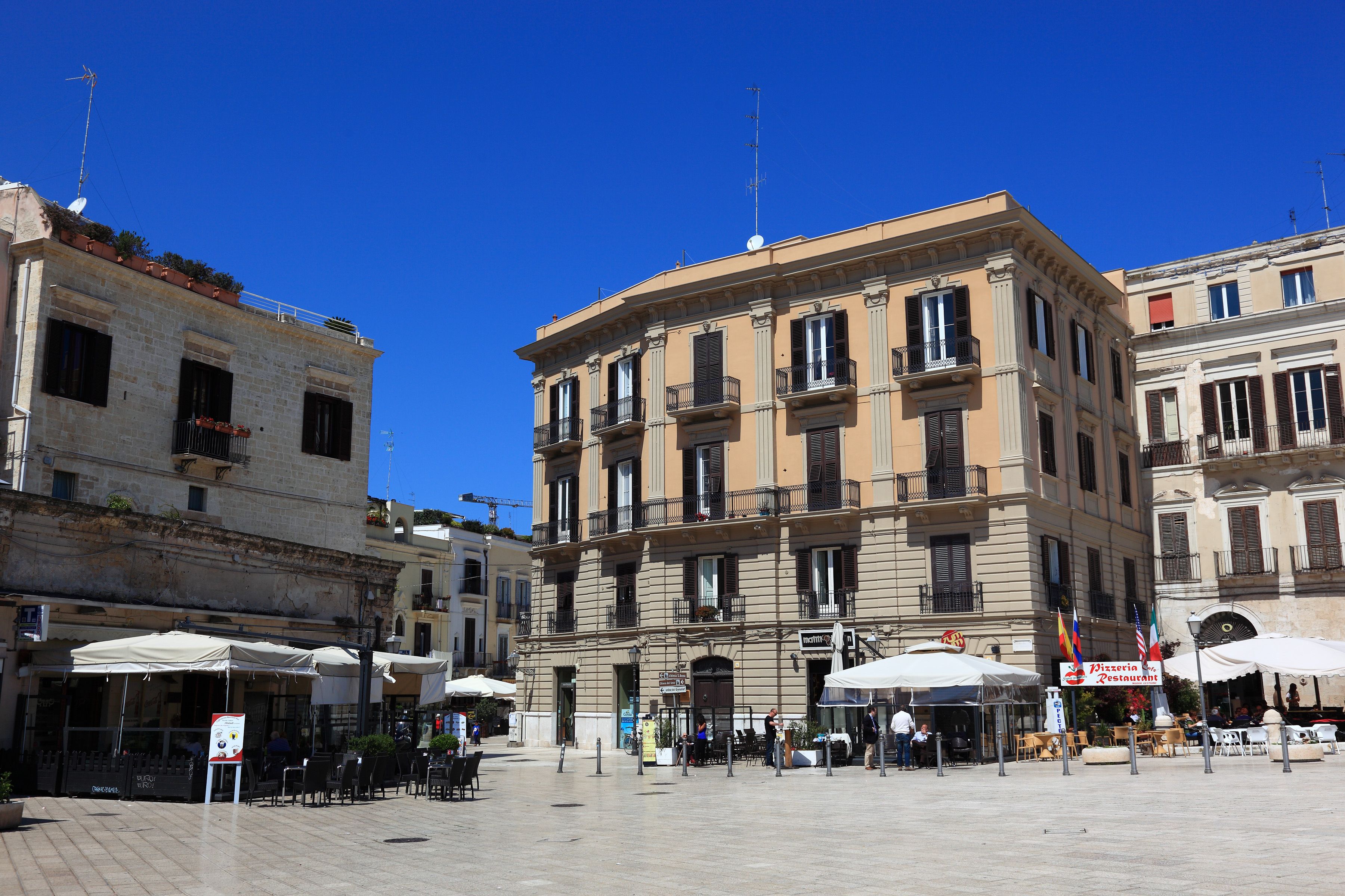 Bari, Piazza del Ferrarese, Apulia, Italy Bari, Piazza del Ferrarese, Apulia, Italy