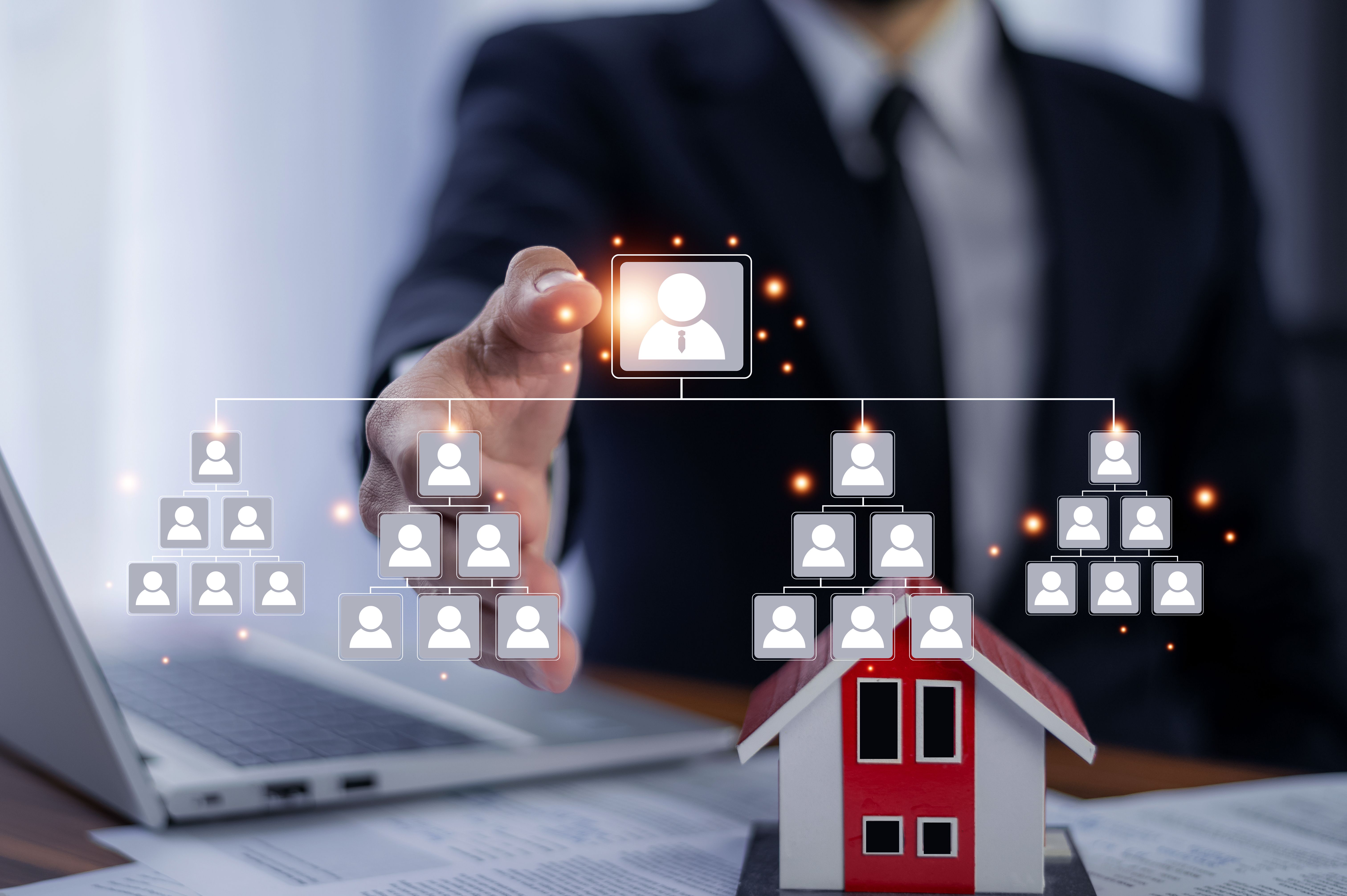 Concetto di gestione del team aziendale, schermo visivo touch dell'uomo d'affari per il gruppo organizzativo di dipendenti gestire la manodopera per il successo nella strategia aziendale. Gestione del team di progetto leader, risorse umane delle risorse um