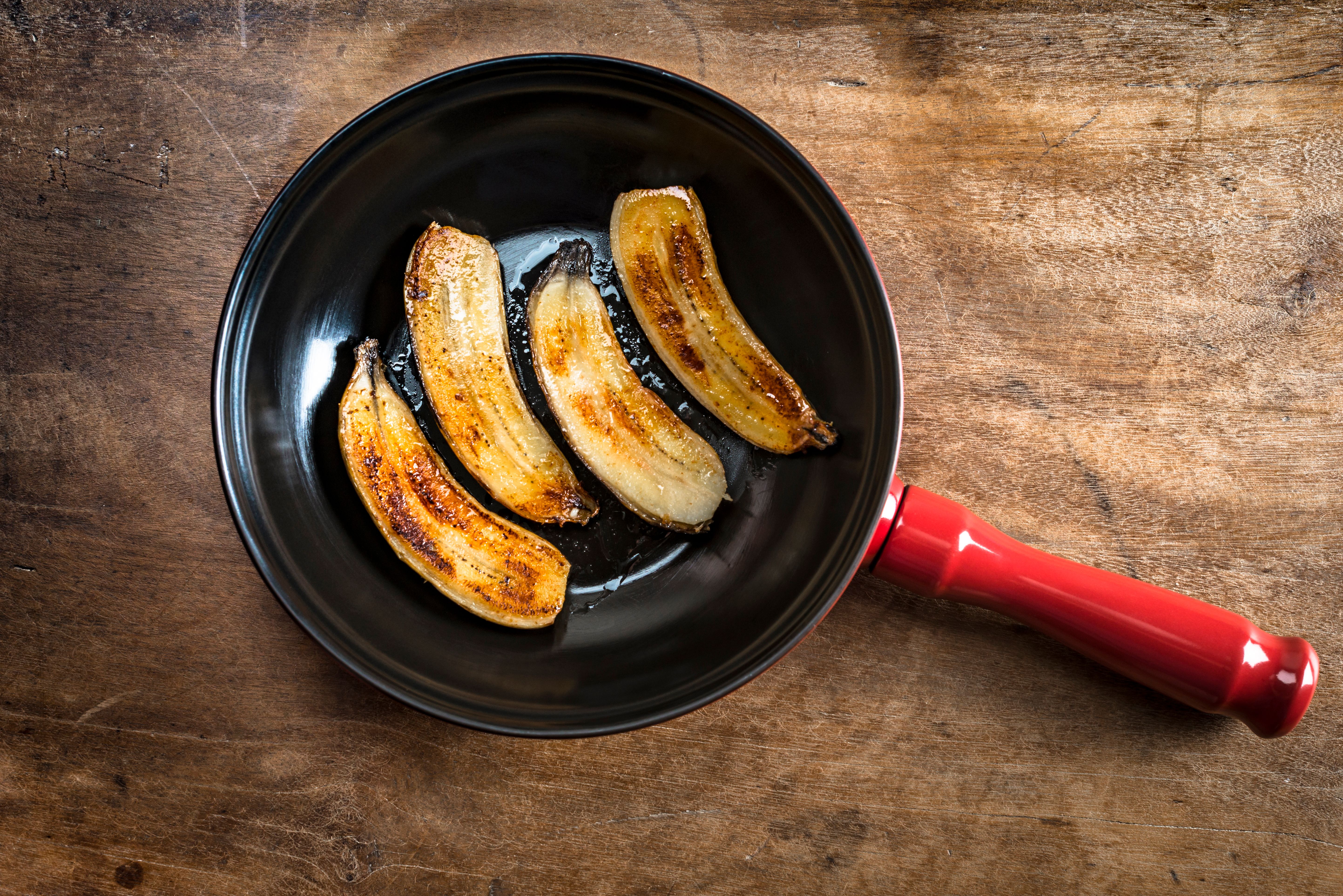 frying bananas