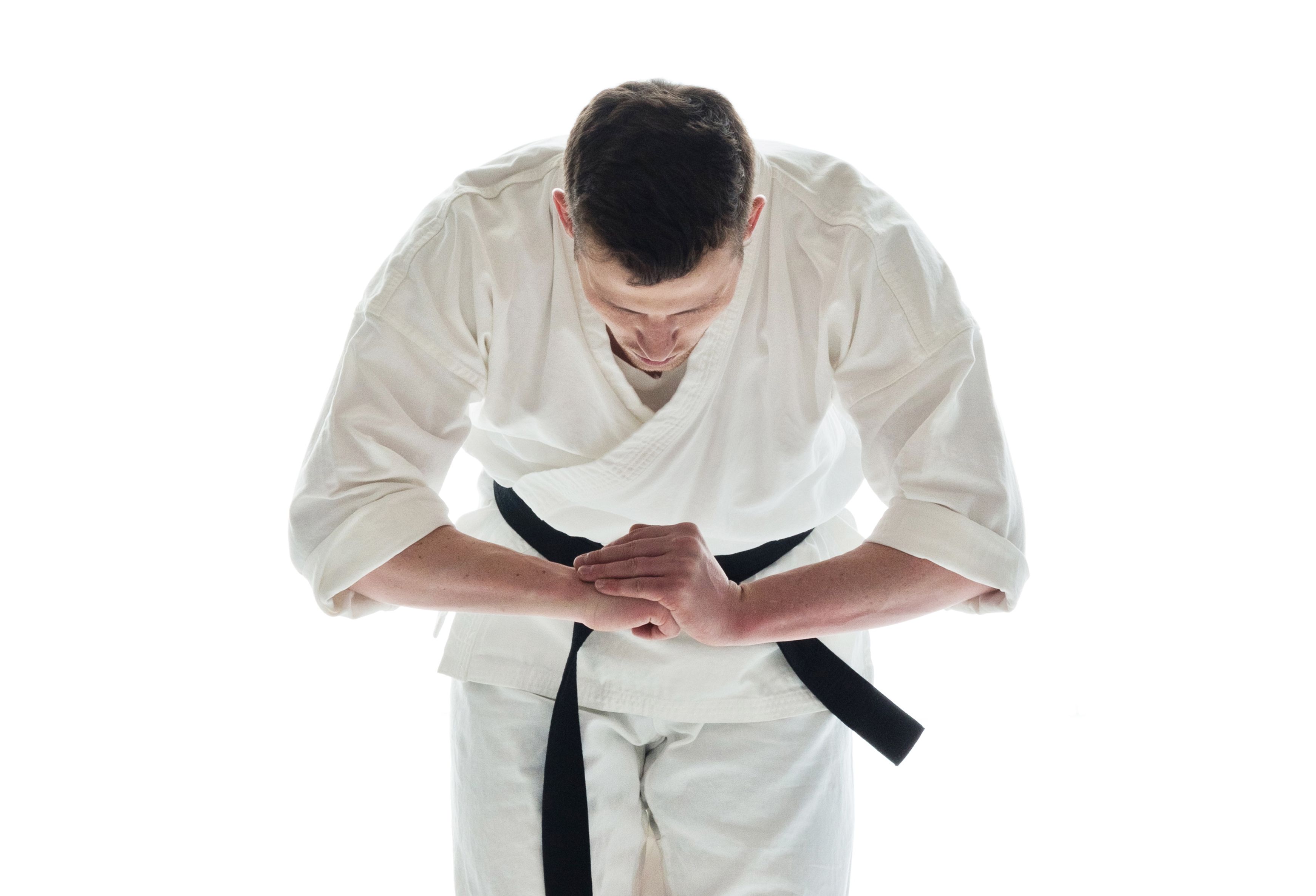 Homem atraente em roupas de karatê