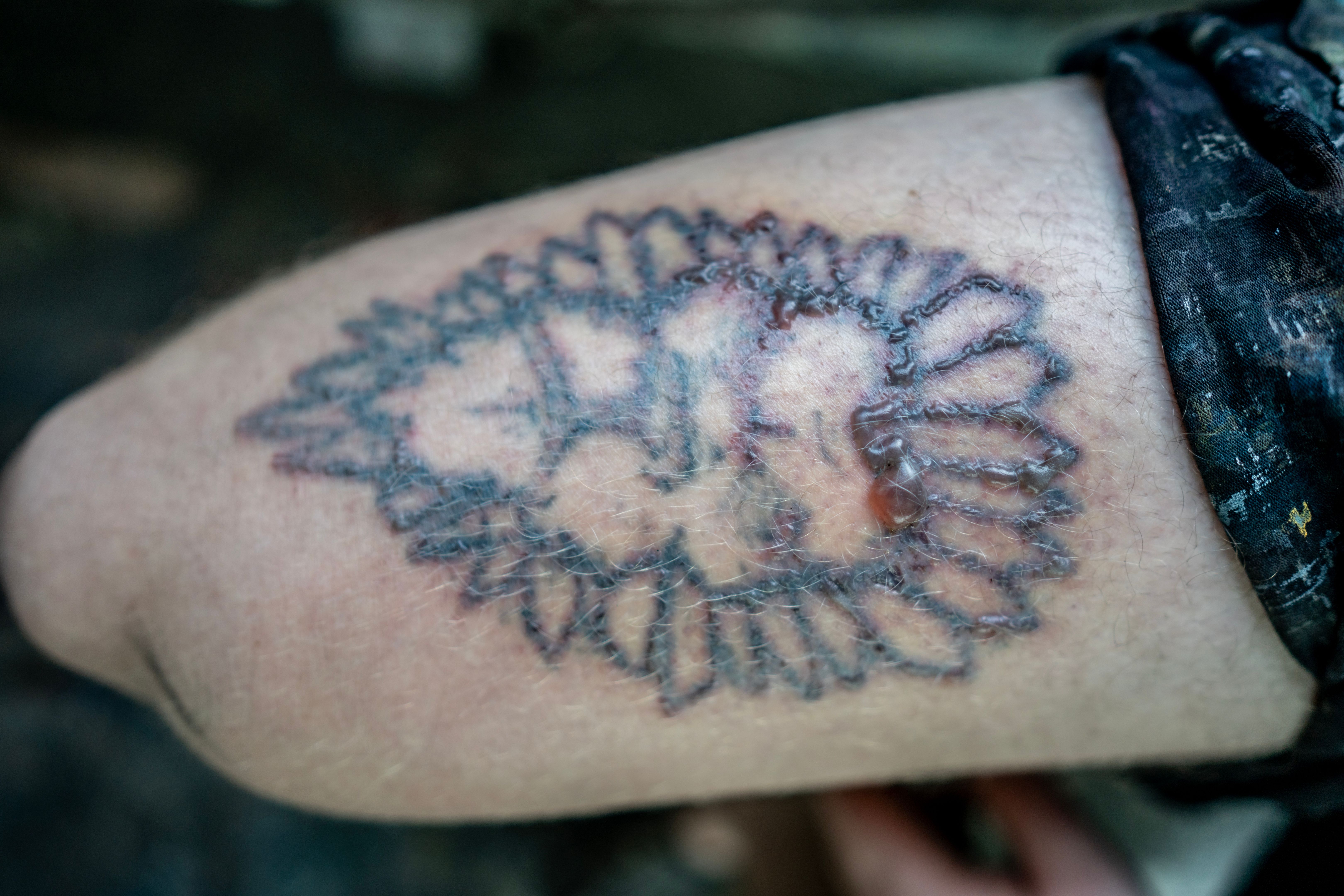 tatuaje enrojecido tatuaje evento minimalist tattoo custom tattoo tatuaje estrellas mejor estudio tatuajes sevilla numero uno best tattoo shop sevilla fineline dotwork traditional linea fina realismo tradicional  urbe tattoo minitatu