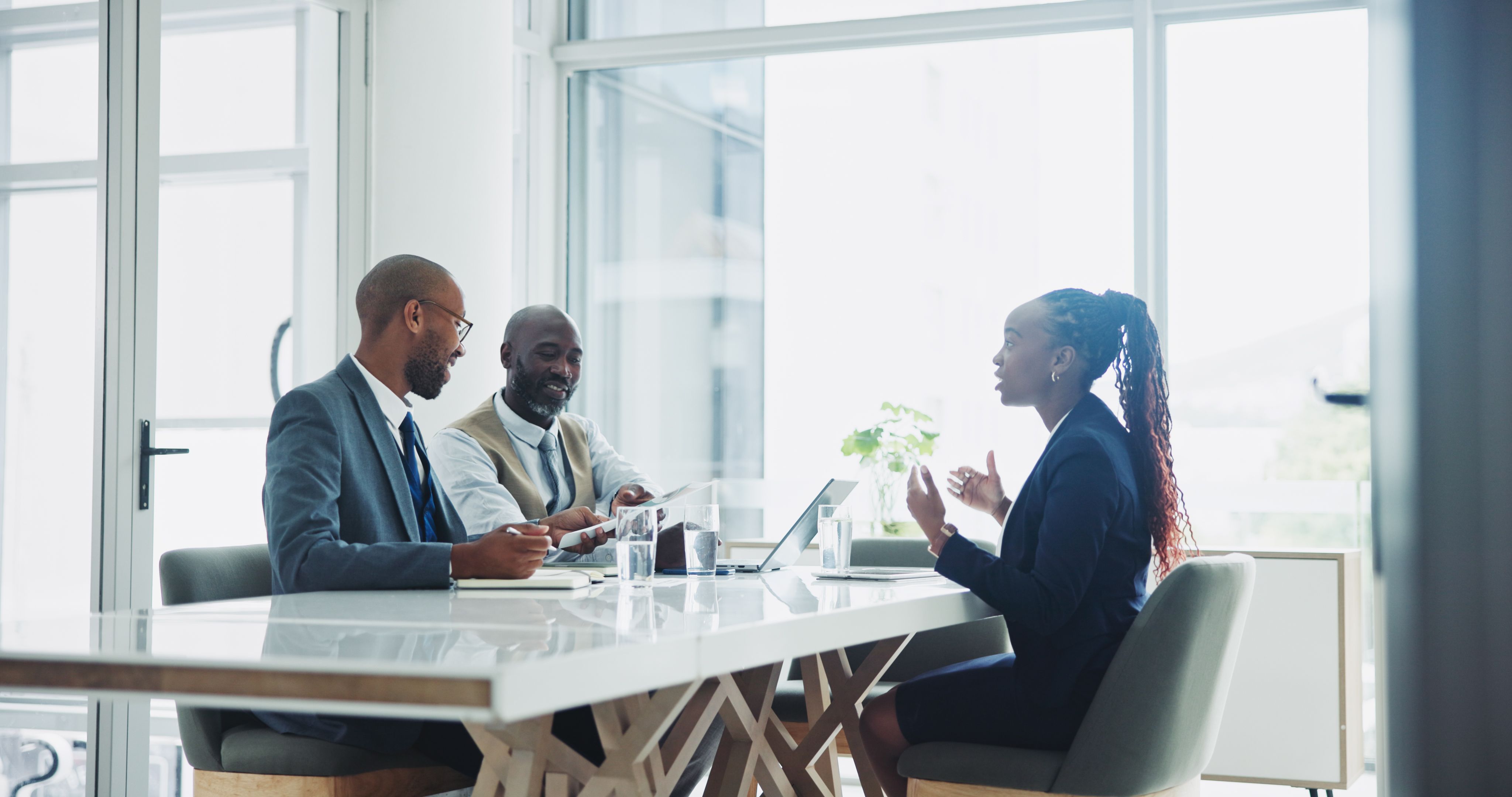 仕事やキャリアの機会、成長のための面接で、上司と従業員がオフィスで会話をしている様子。
