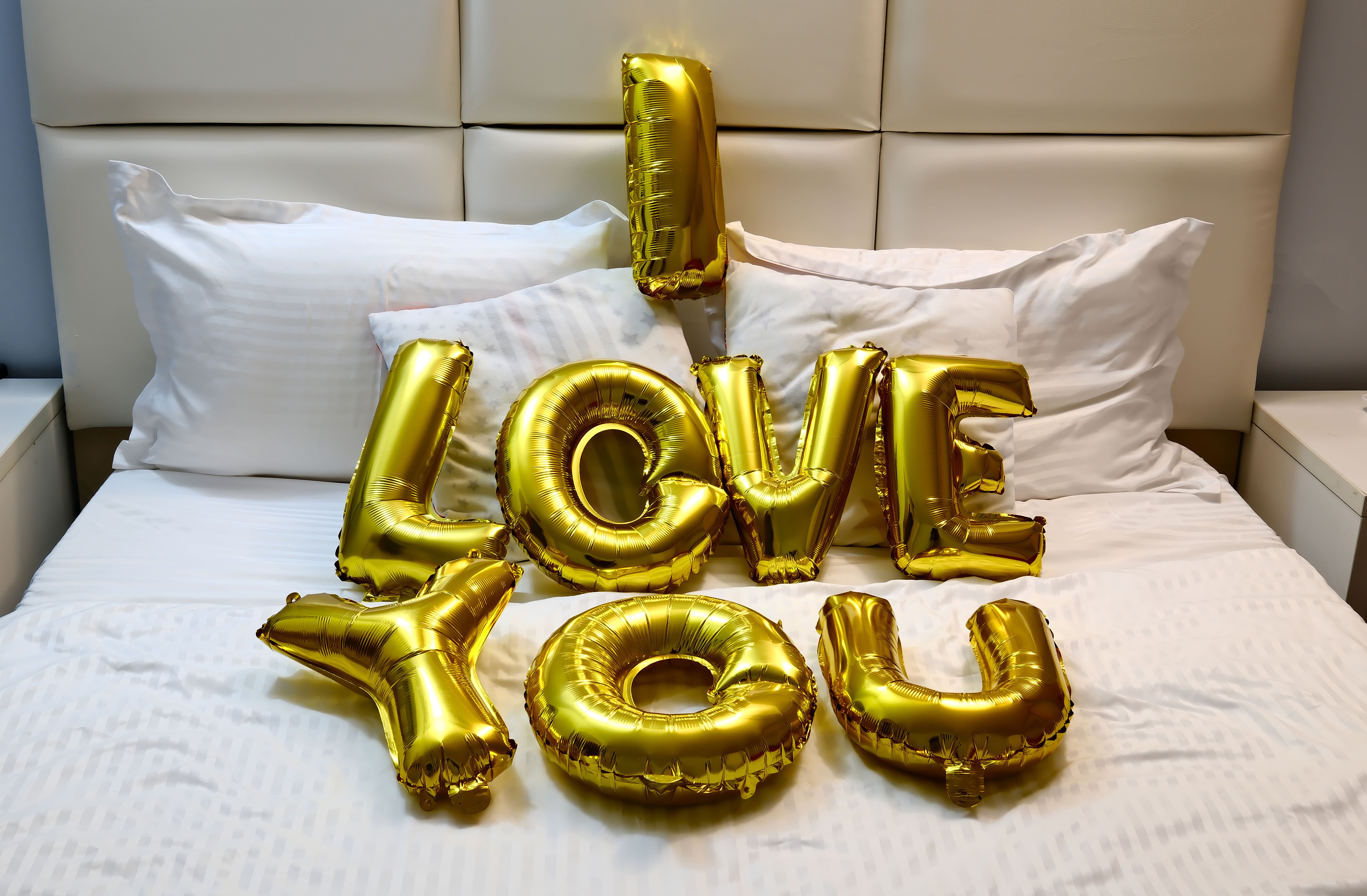 balloon decorations hotel room