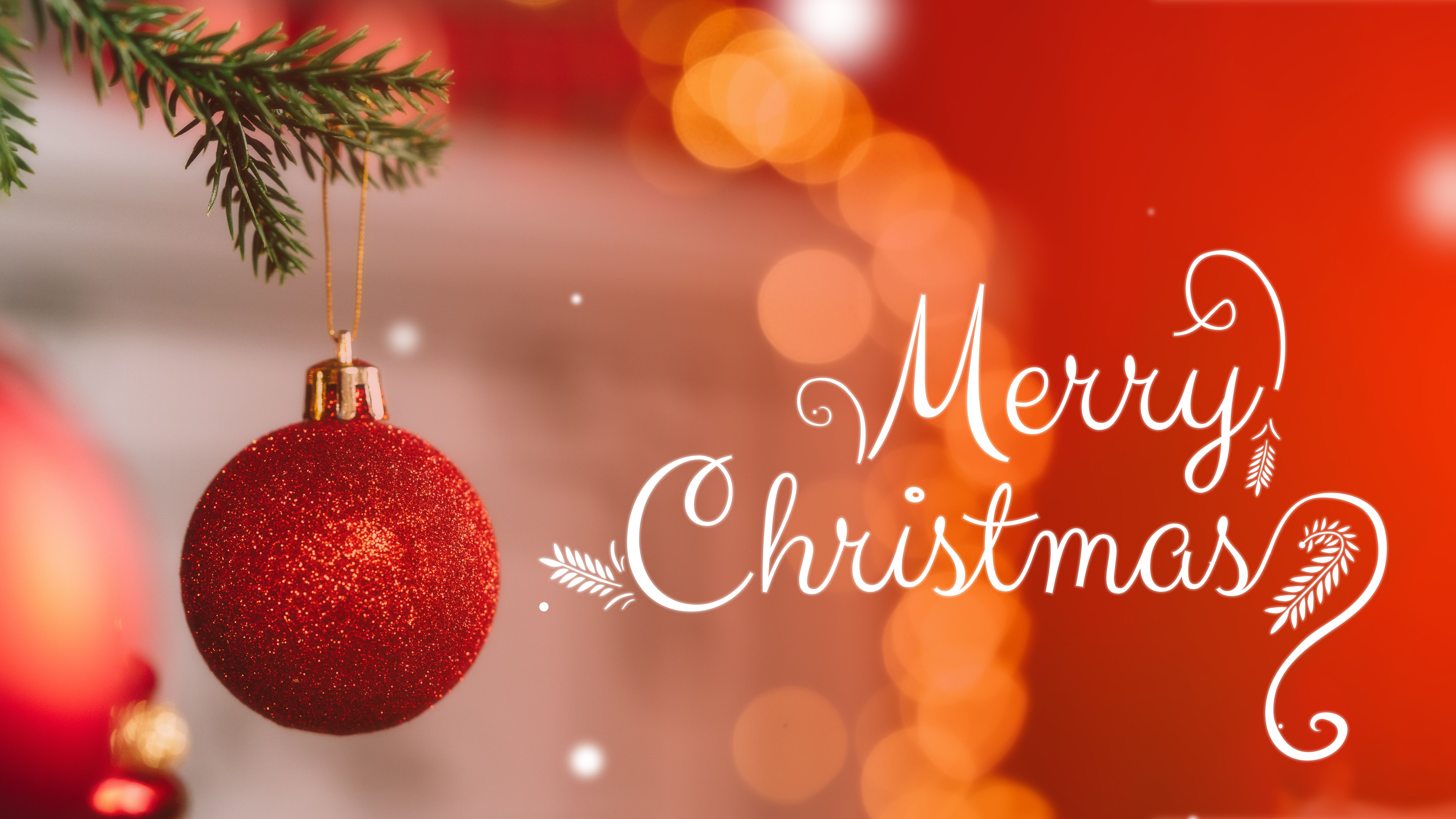 Decorazione natalizia con un ornamento rosso lucido su uno sfondo festivo