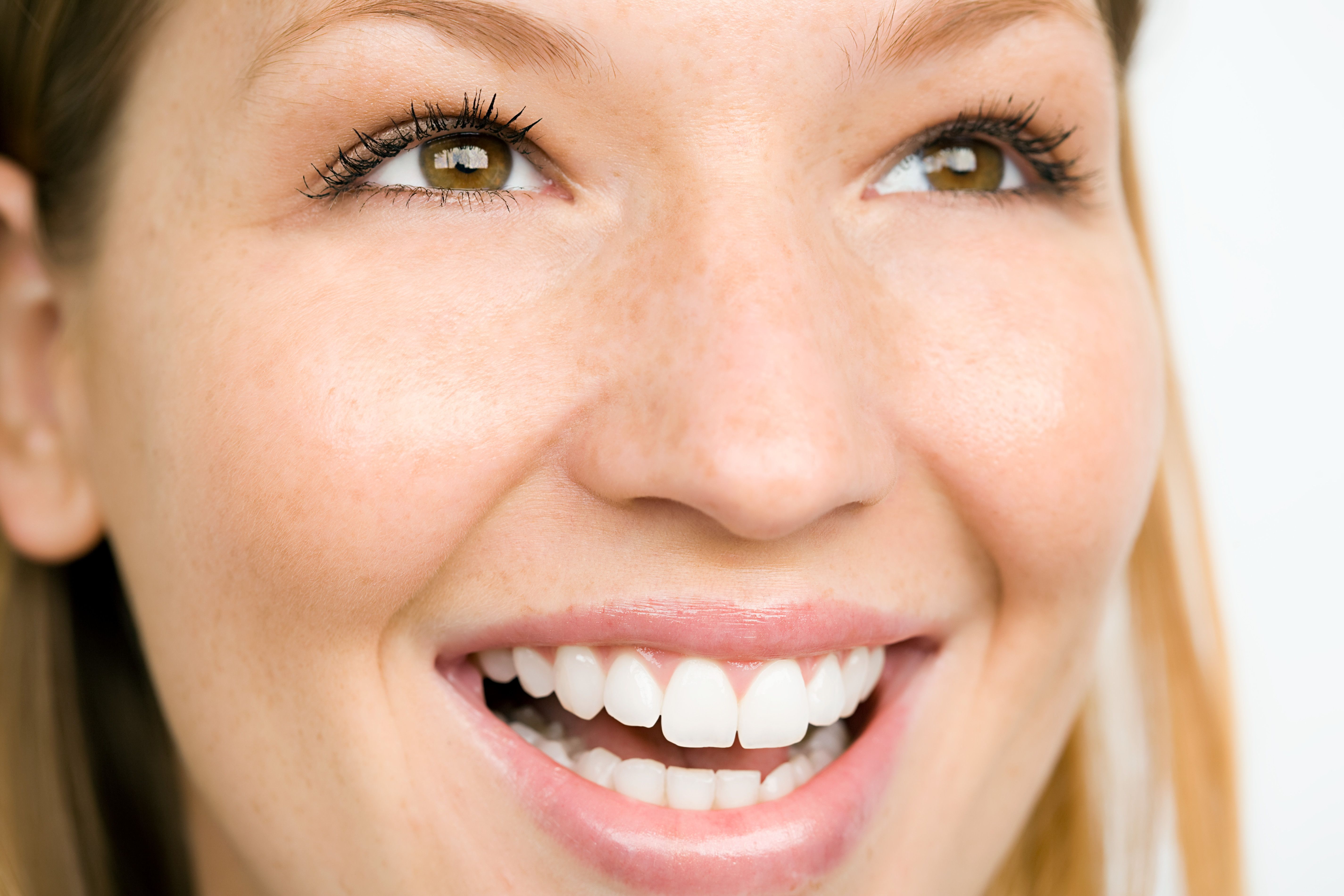 Imagem recortada de uma mulher sorridente