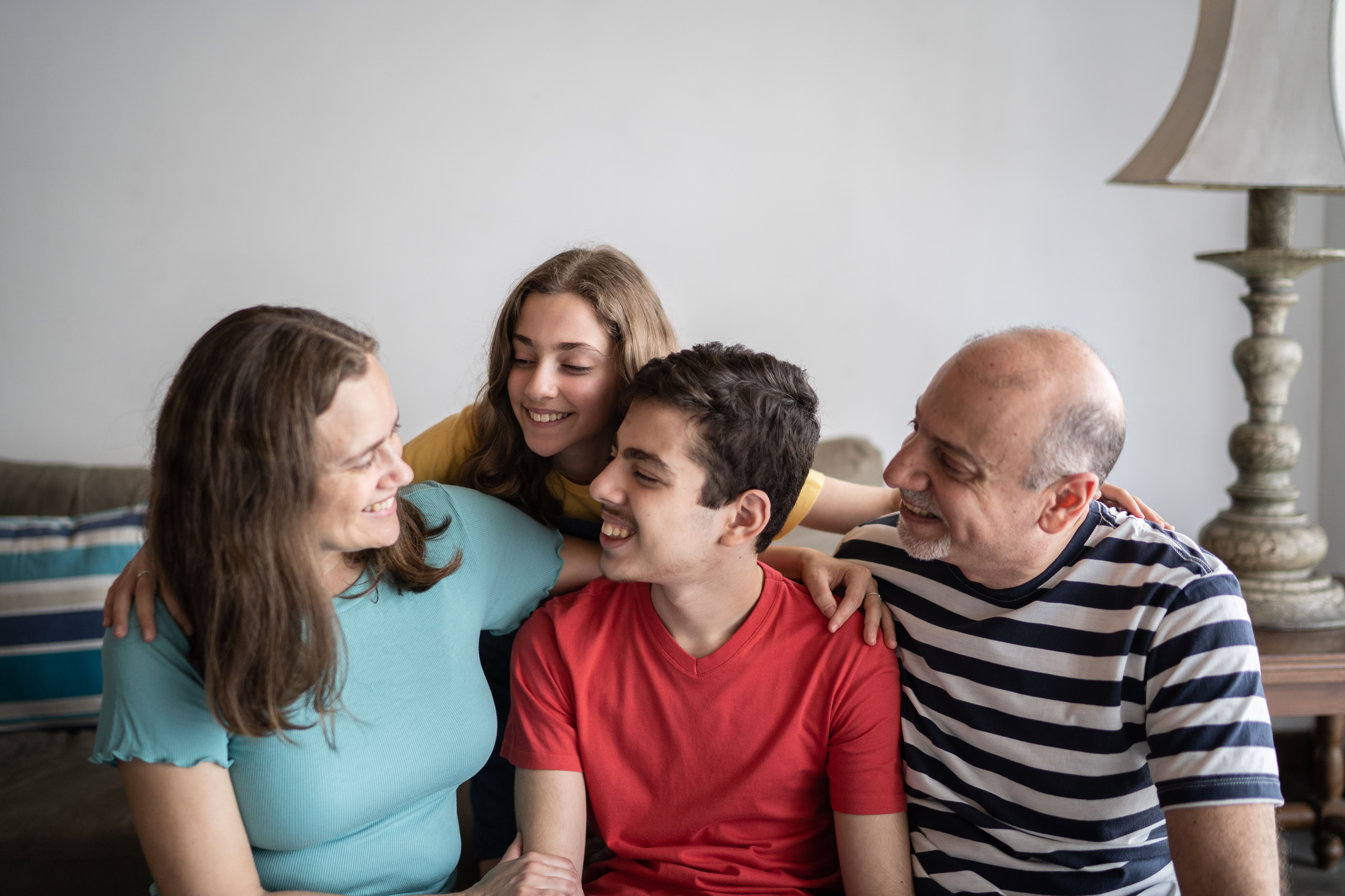 Miembros de la familia mirándose en casa