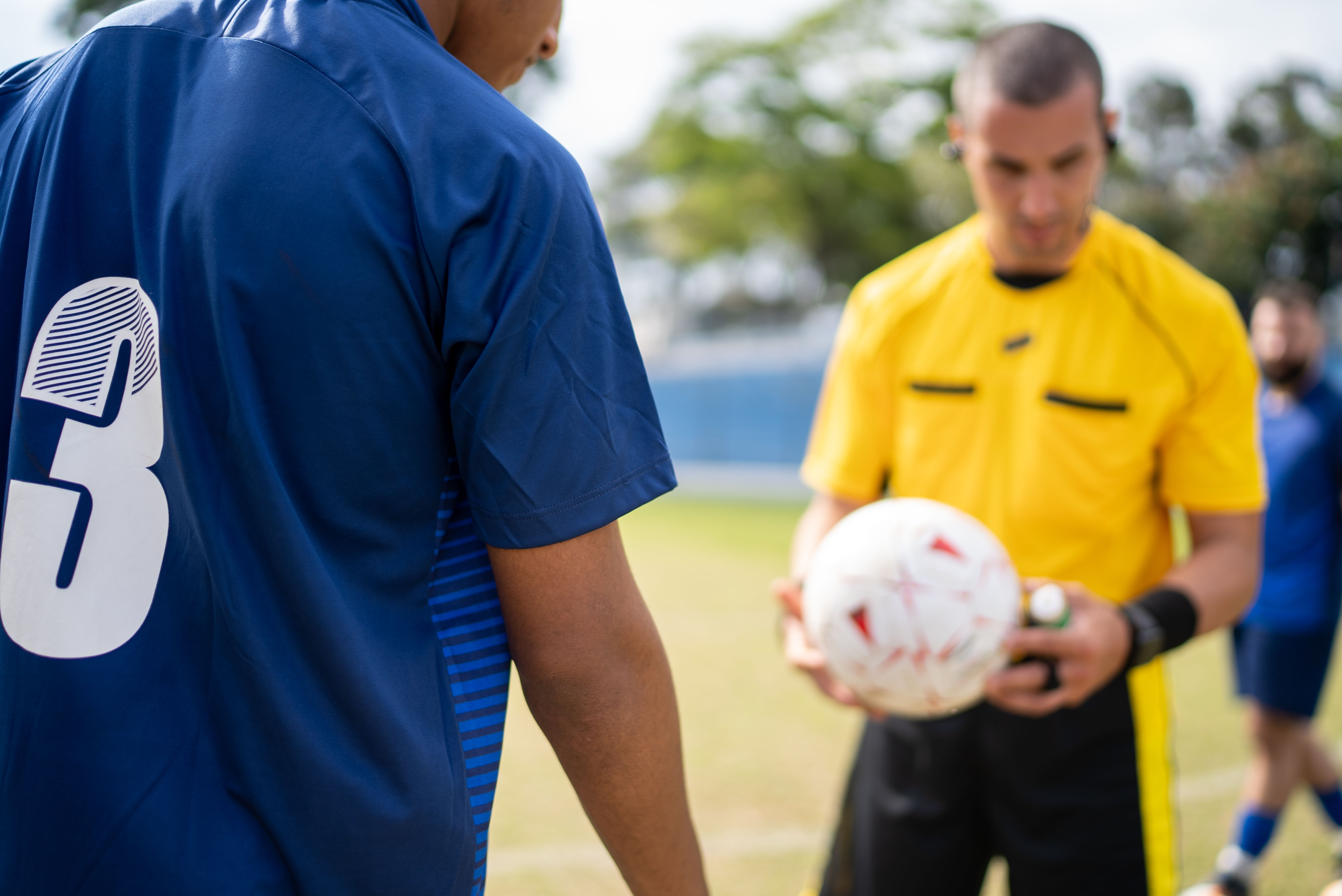 referee communicating