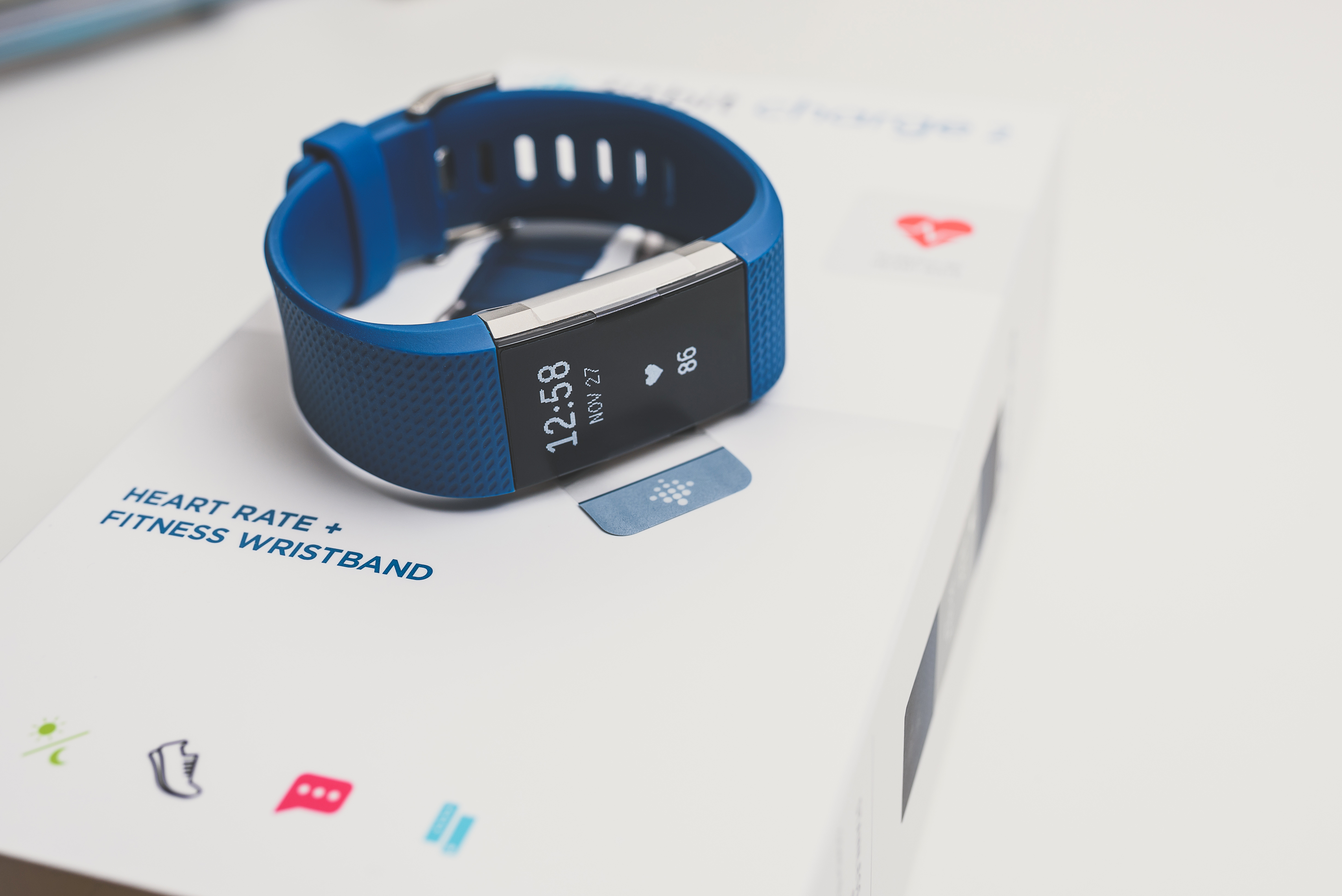 Unboxing Fitbit Charge 2 activity tracker