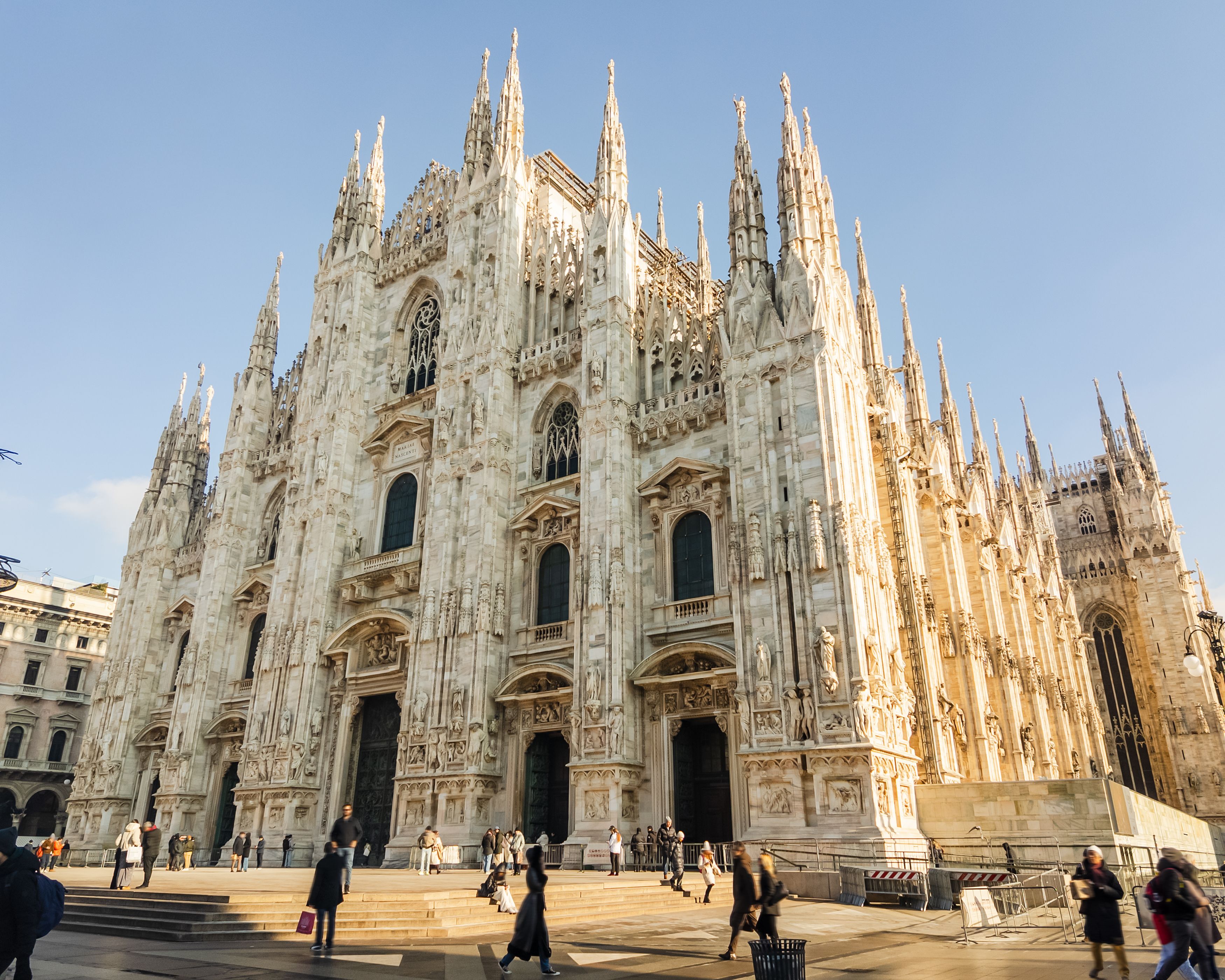 duomo milan tourists