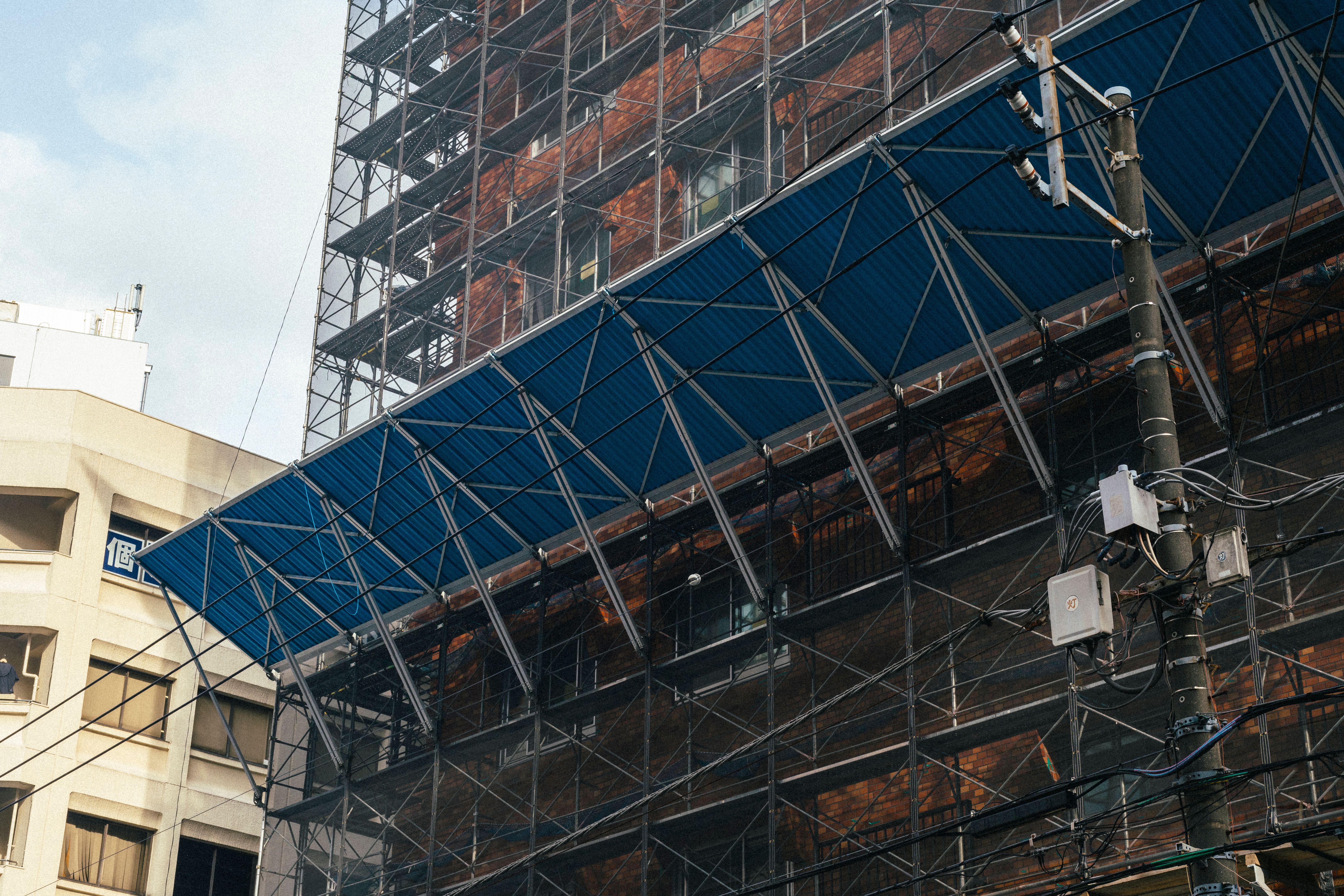 Scaffold fall protection barrier