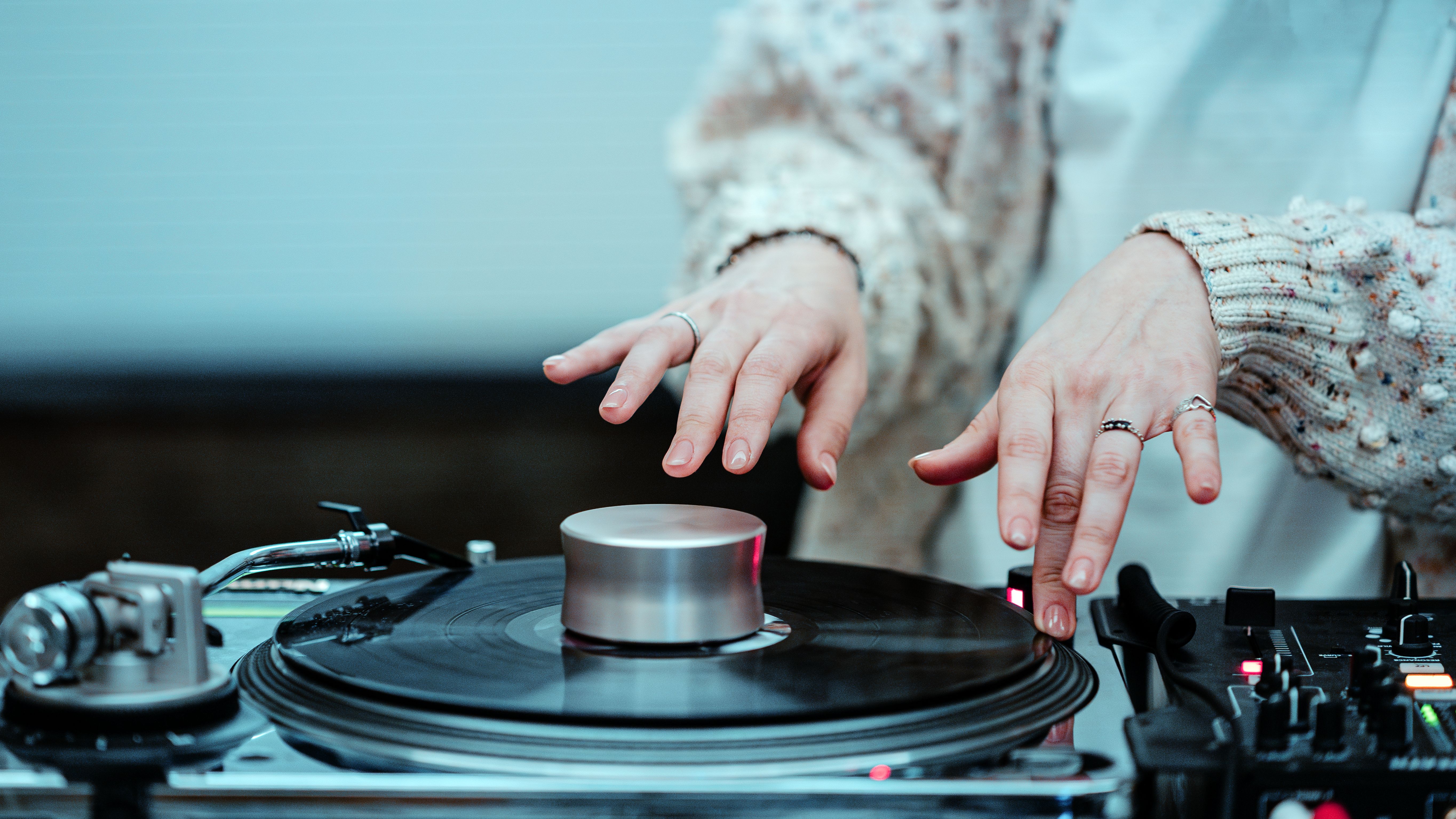 female dj performance