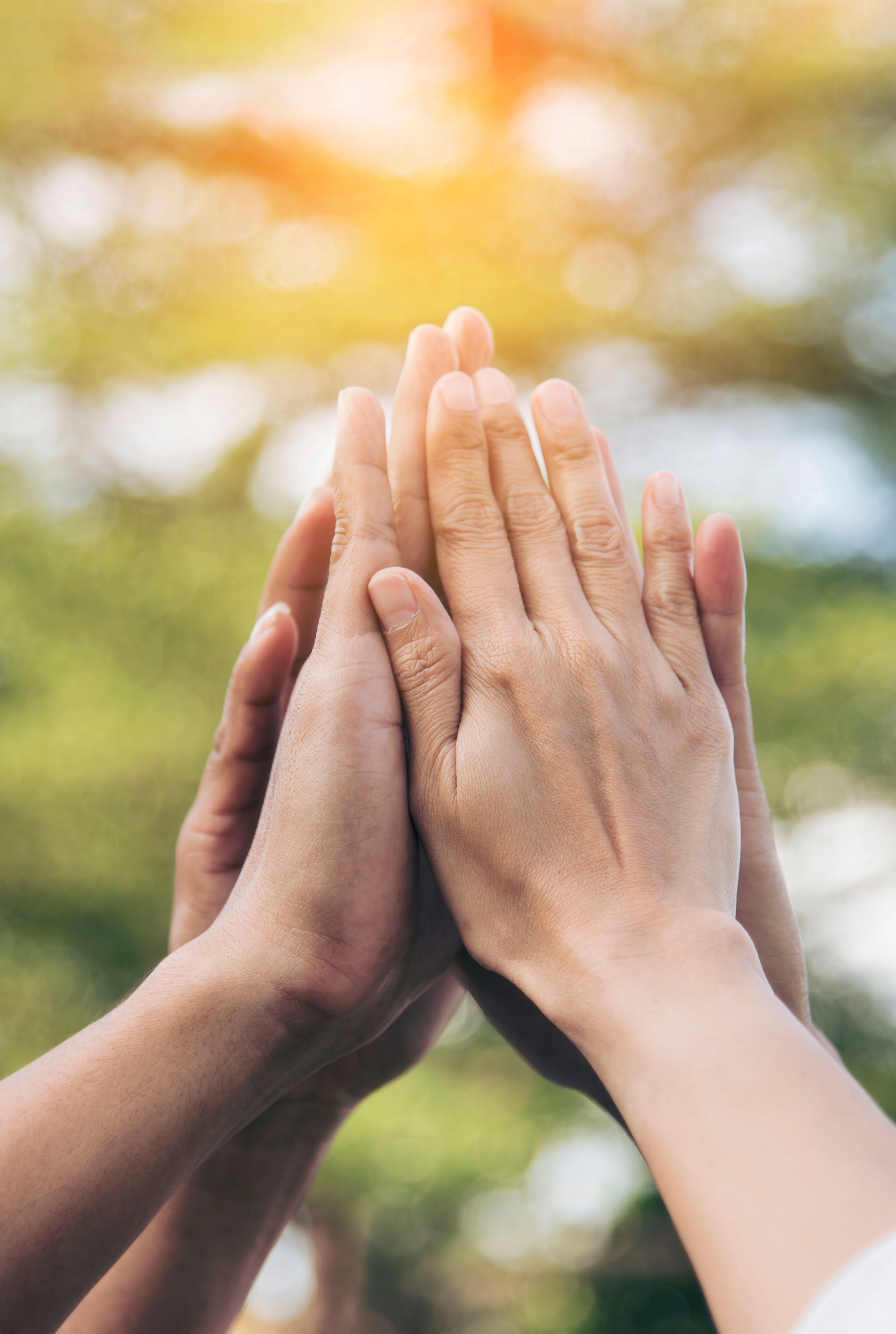 Vertical Horizon Gruppe der Teamarbeit High Five Team zusammen Hände heben Macht Partner. Diversität multiethnische Geschäftsleute reichen Erfolgsteam zusammen. Vertical Collaborate Volunteer Partner gewinnt