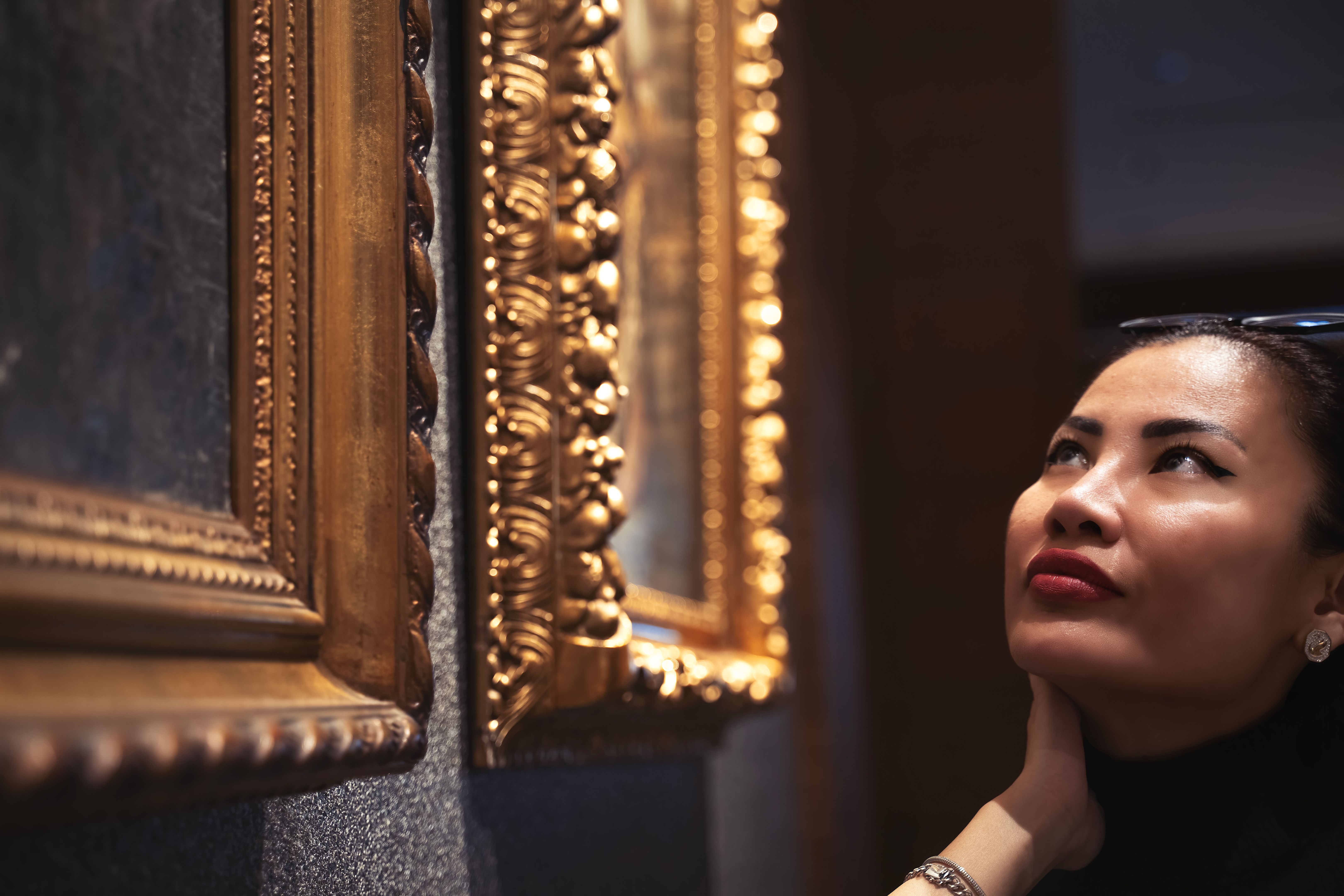 Looking at the picture in the art gallery Looking at the picture in the art gallery