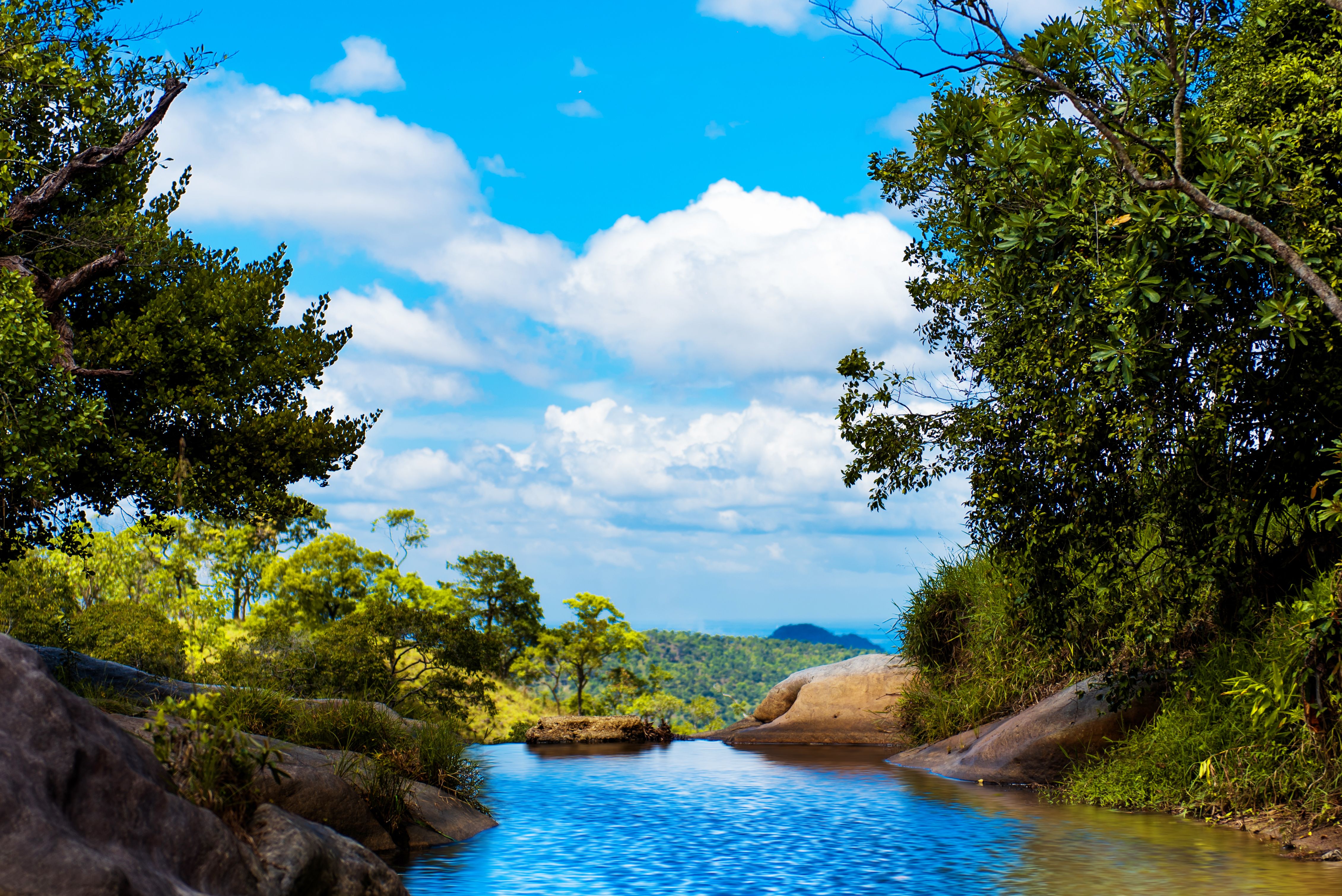 A splendid view of Upper Diyaluma Waterfall, Sri Lanka