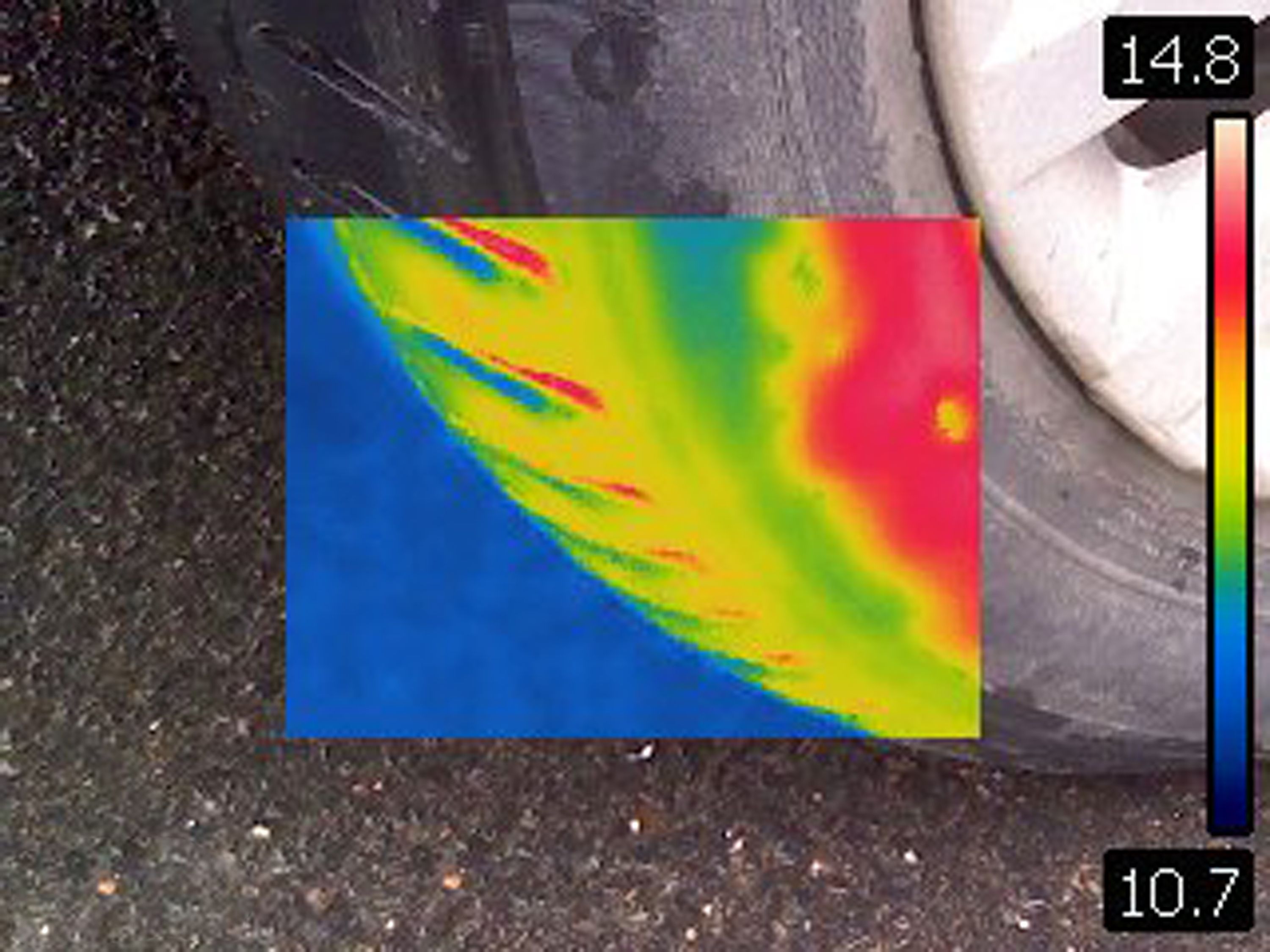 Combination of thermal and normal image of car tire