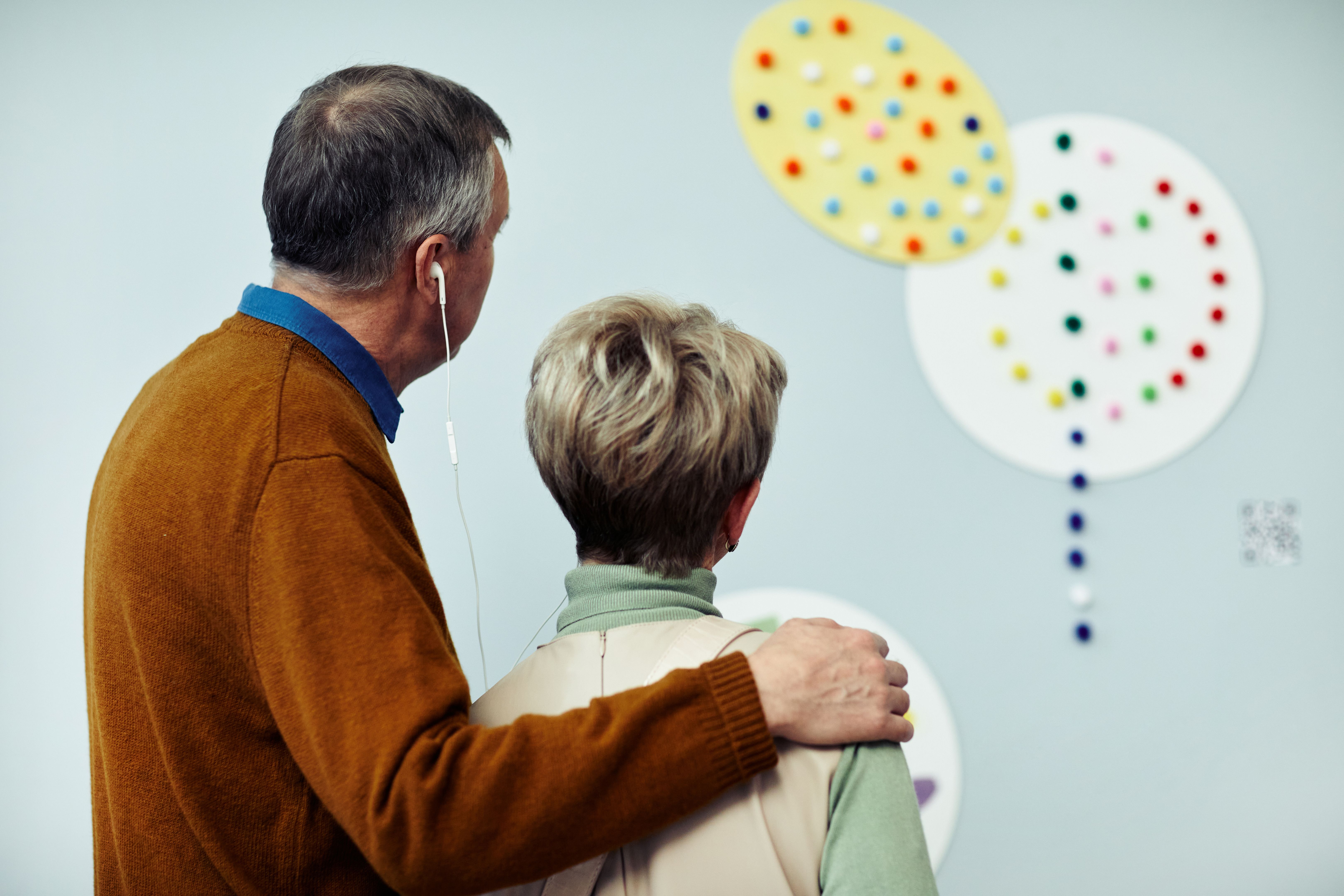 senior couple art gallery