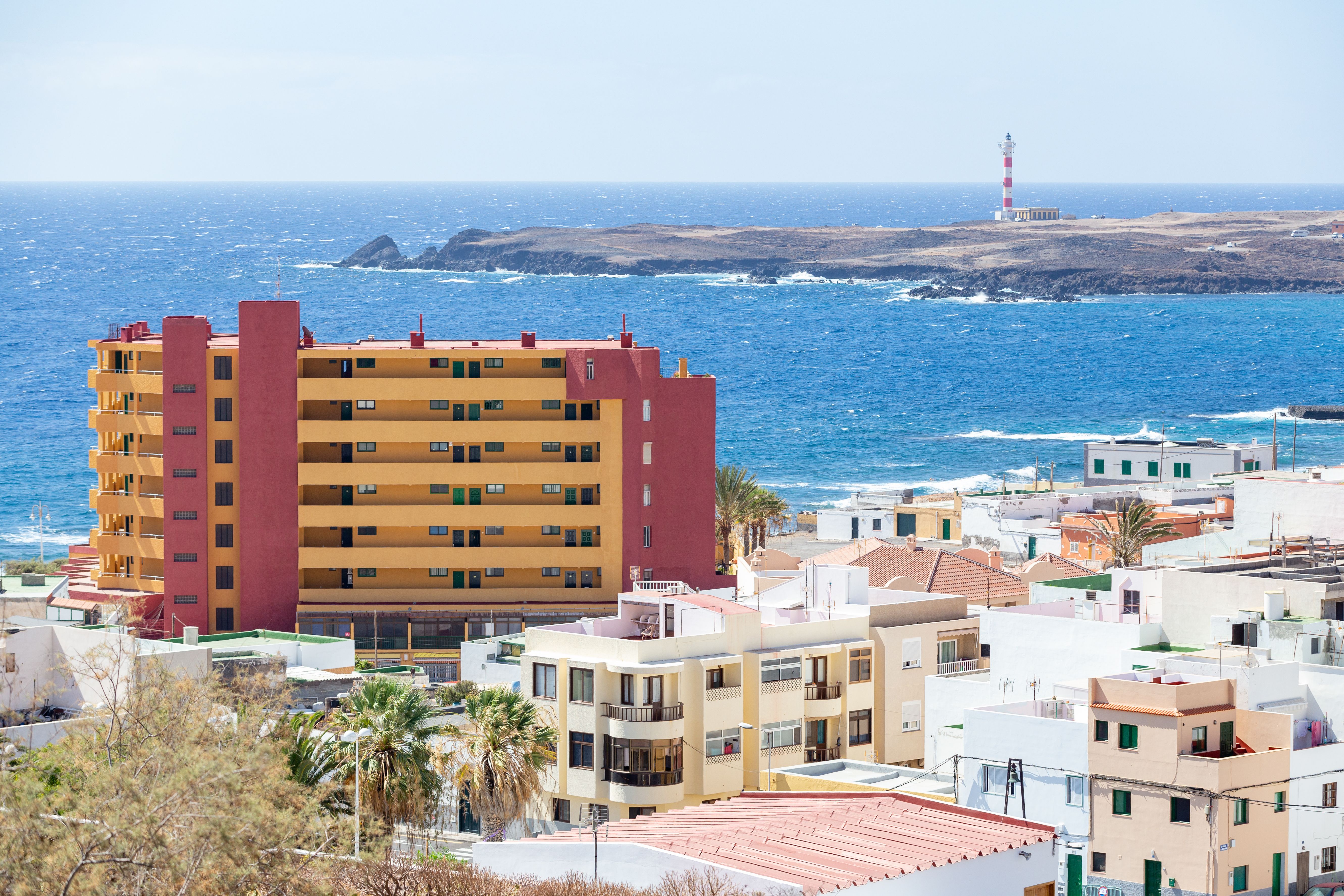 Pequeño pueblo en la isla de Tenerife con faro