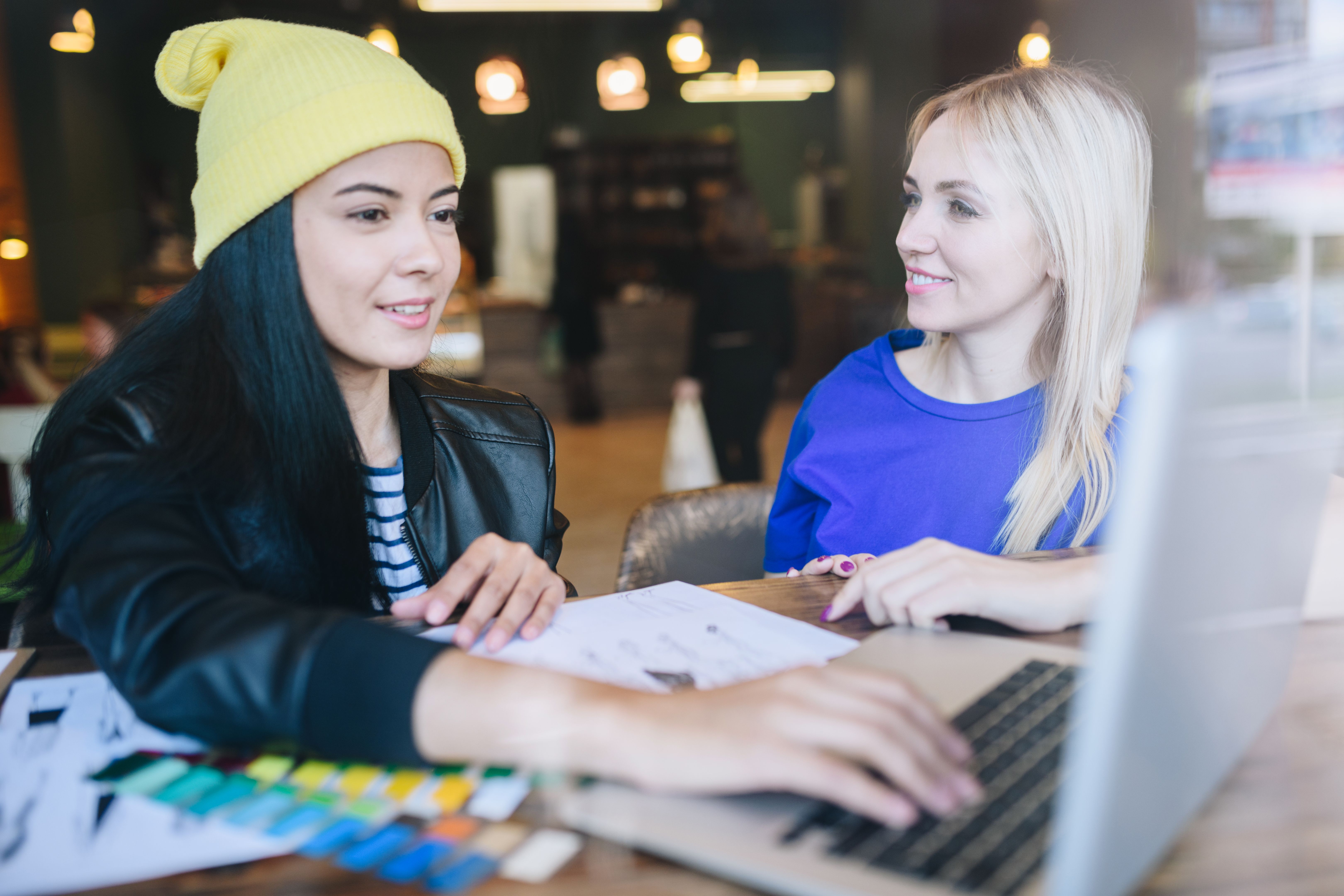 designer client meeting