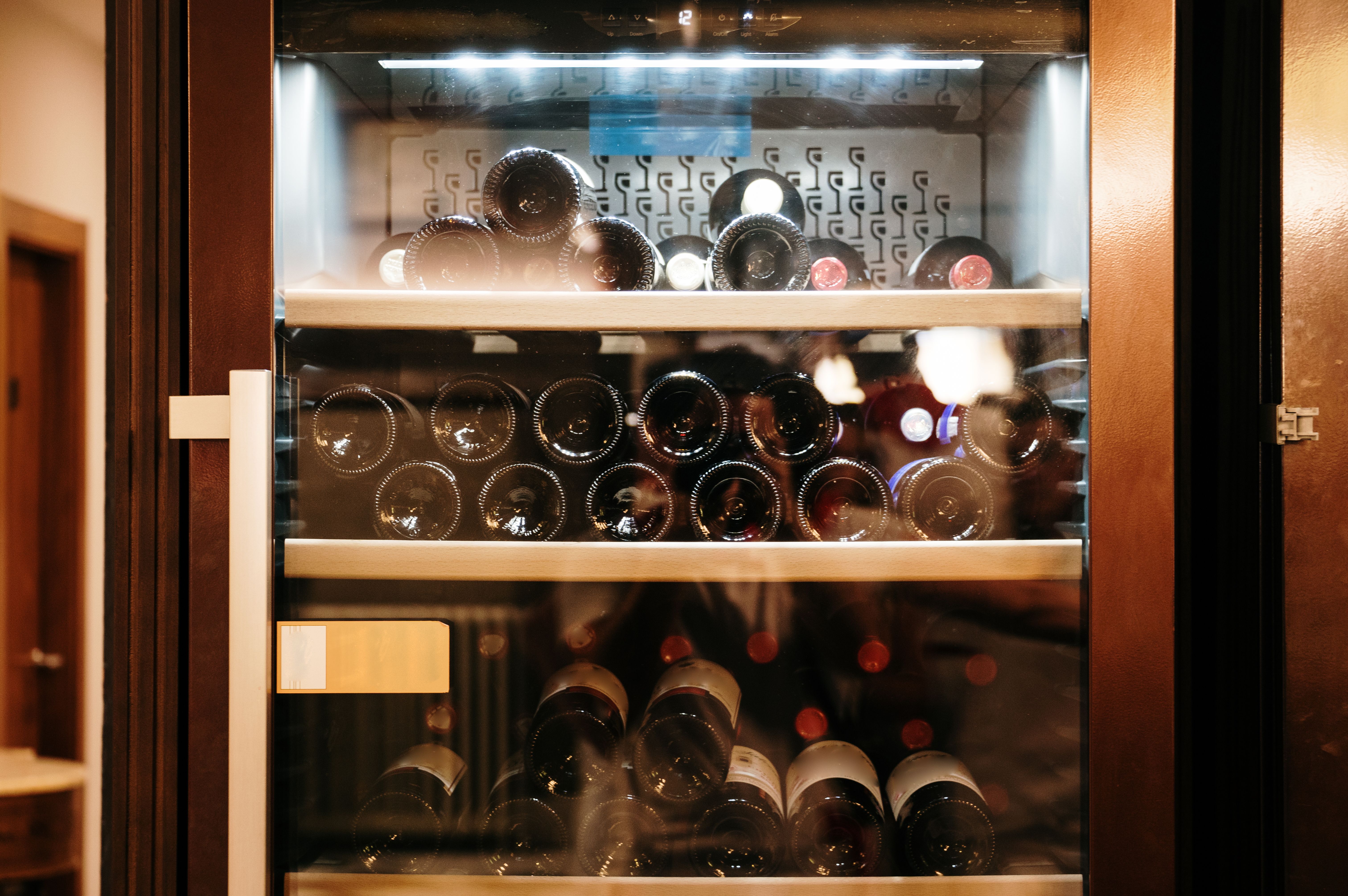 Wine refrigerator