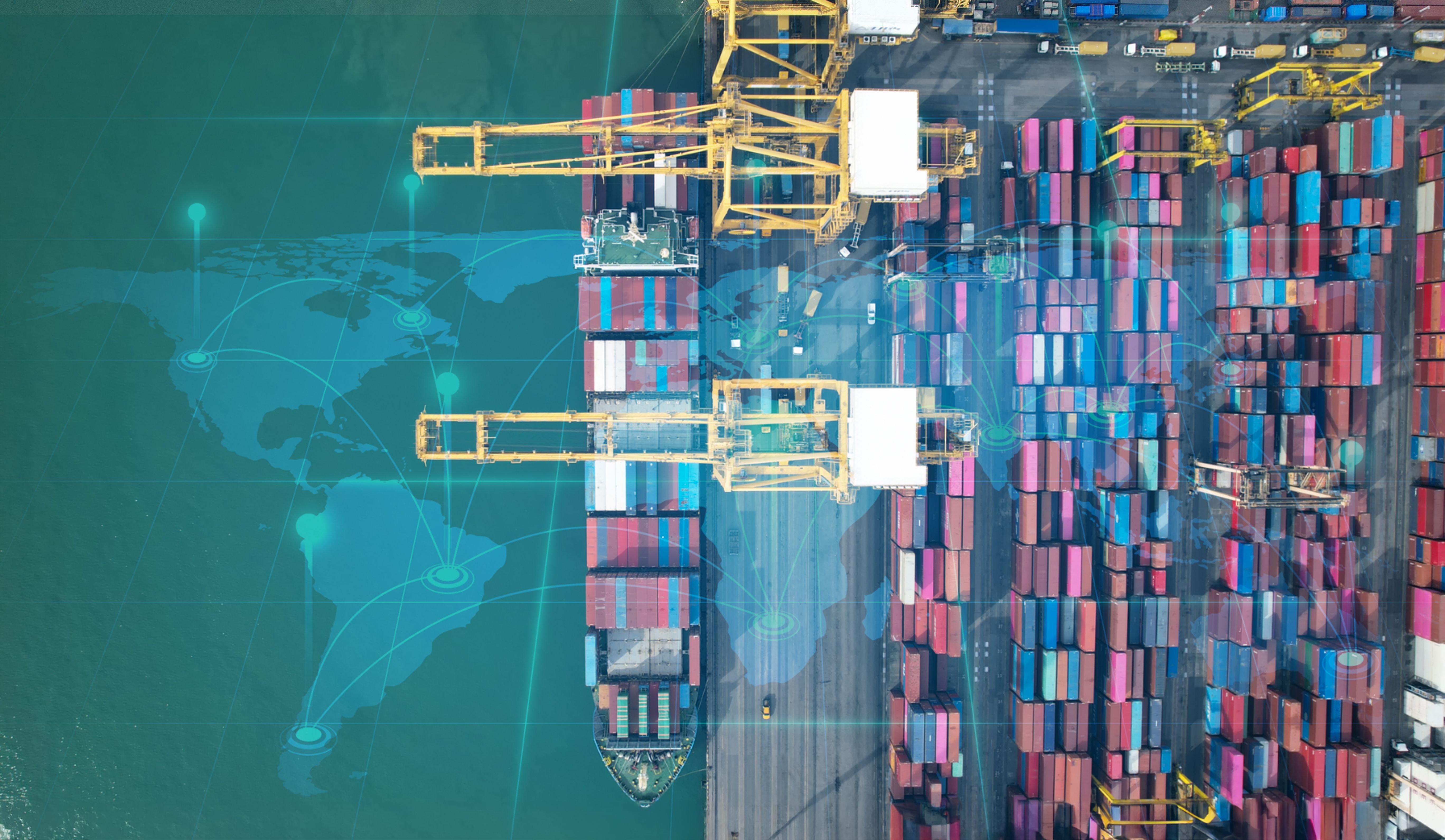 Luftaufnahme über internationalem Containerfrachtschiff im industriellen Import-Export-Hafen bereitet sich darauf vor, Container mit einem großen Containerladeschiff zu laden. Globales Transport- und Logistikgeschäft.